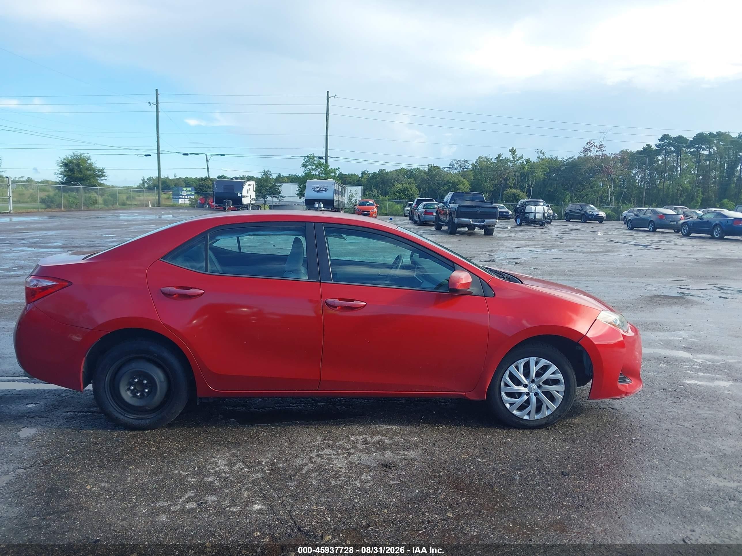 2018 Toyota Corolla Le Red vin: 5YFBURHE2JP770130