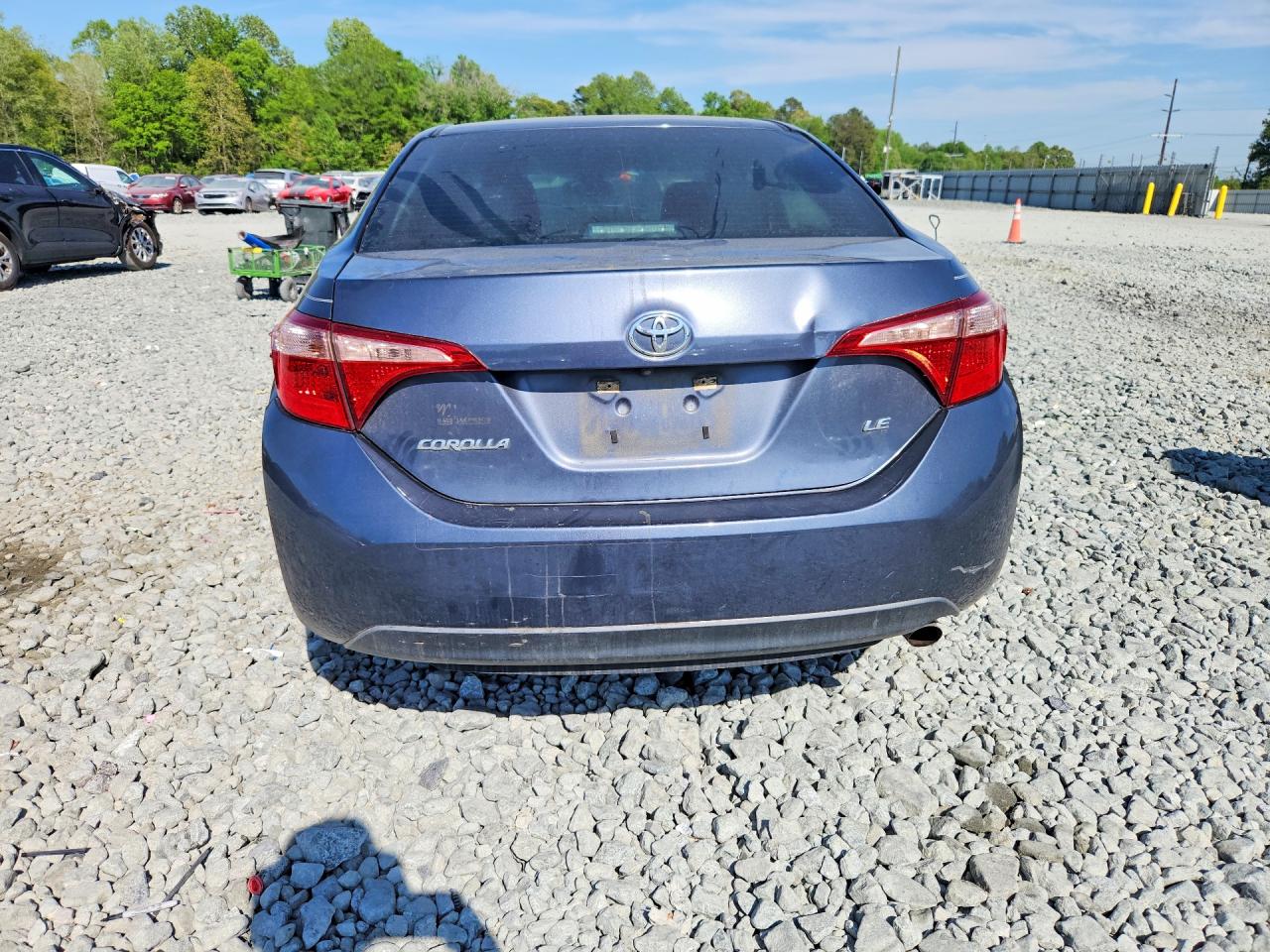 2018 Toyota Corolla Le Синий vin: 5YFBURHE2JP809797