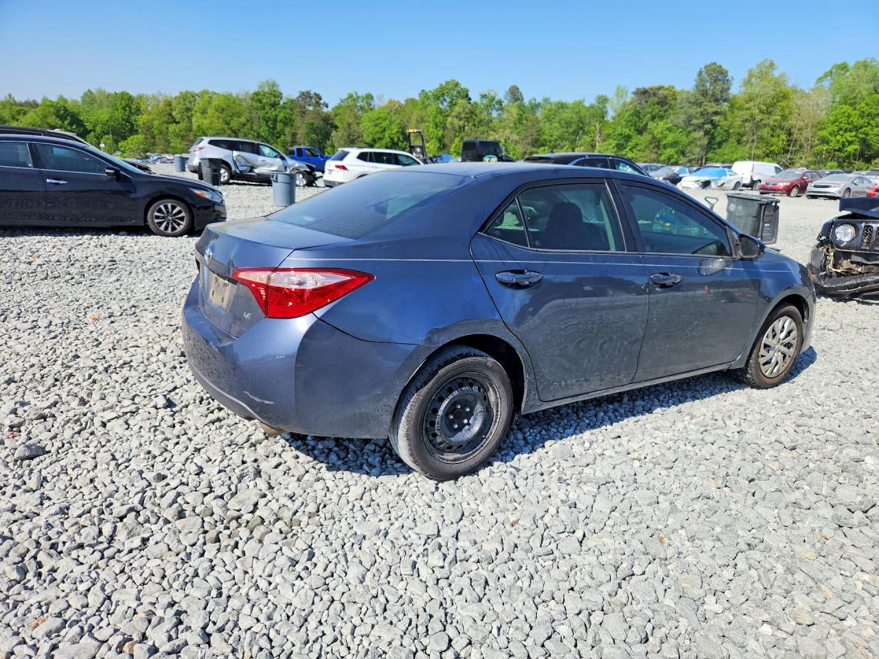 2018 Toyota Corolla Le Синий vin: 5YFBURHE2JP809797