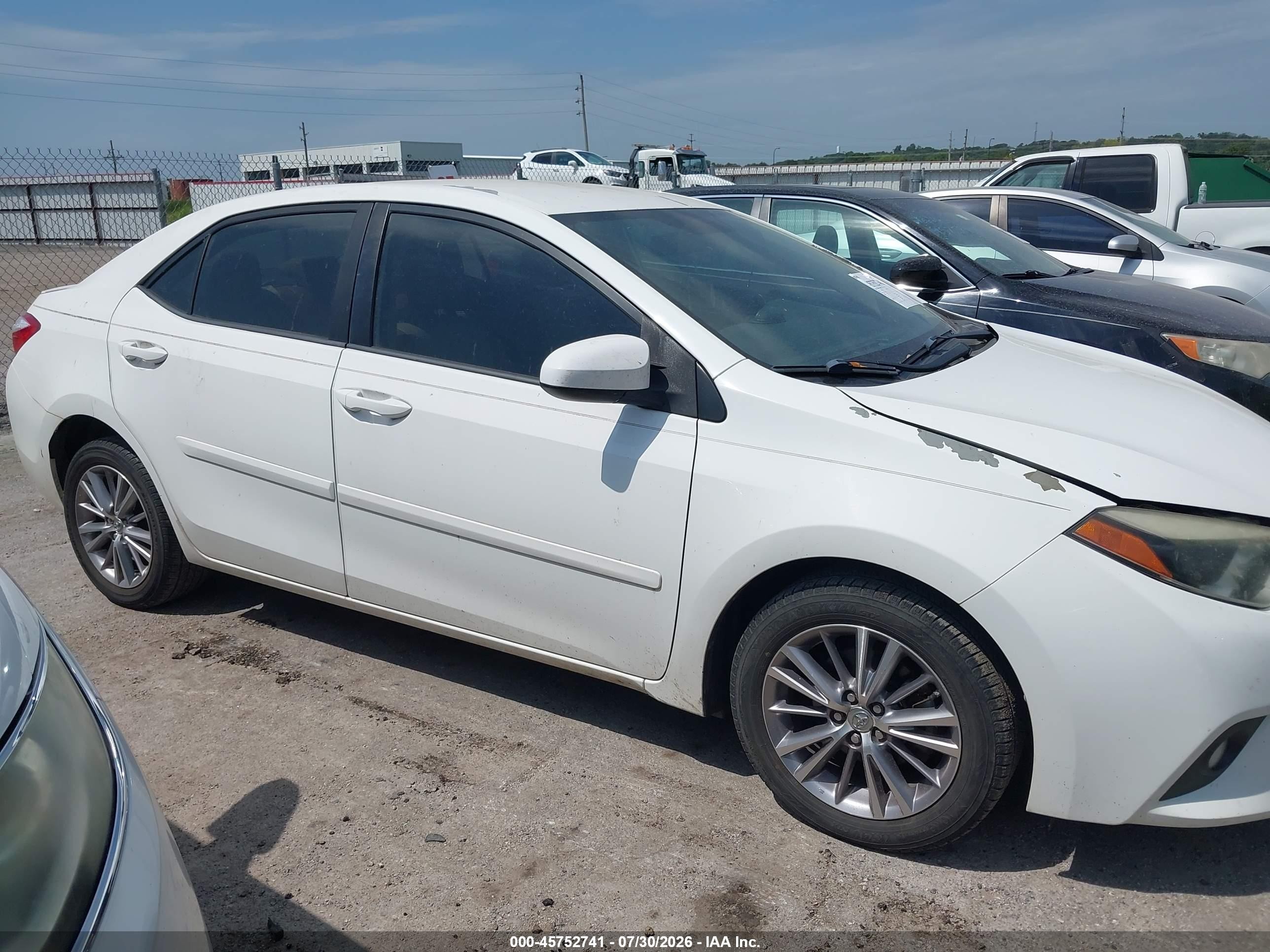 2014 Toyota Corolla Le Plus White vin: 5YFBURHE3EP052284