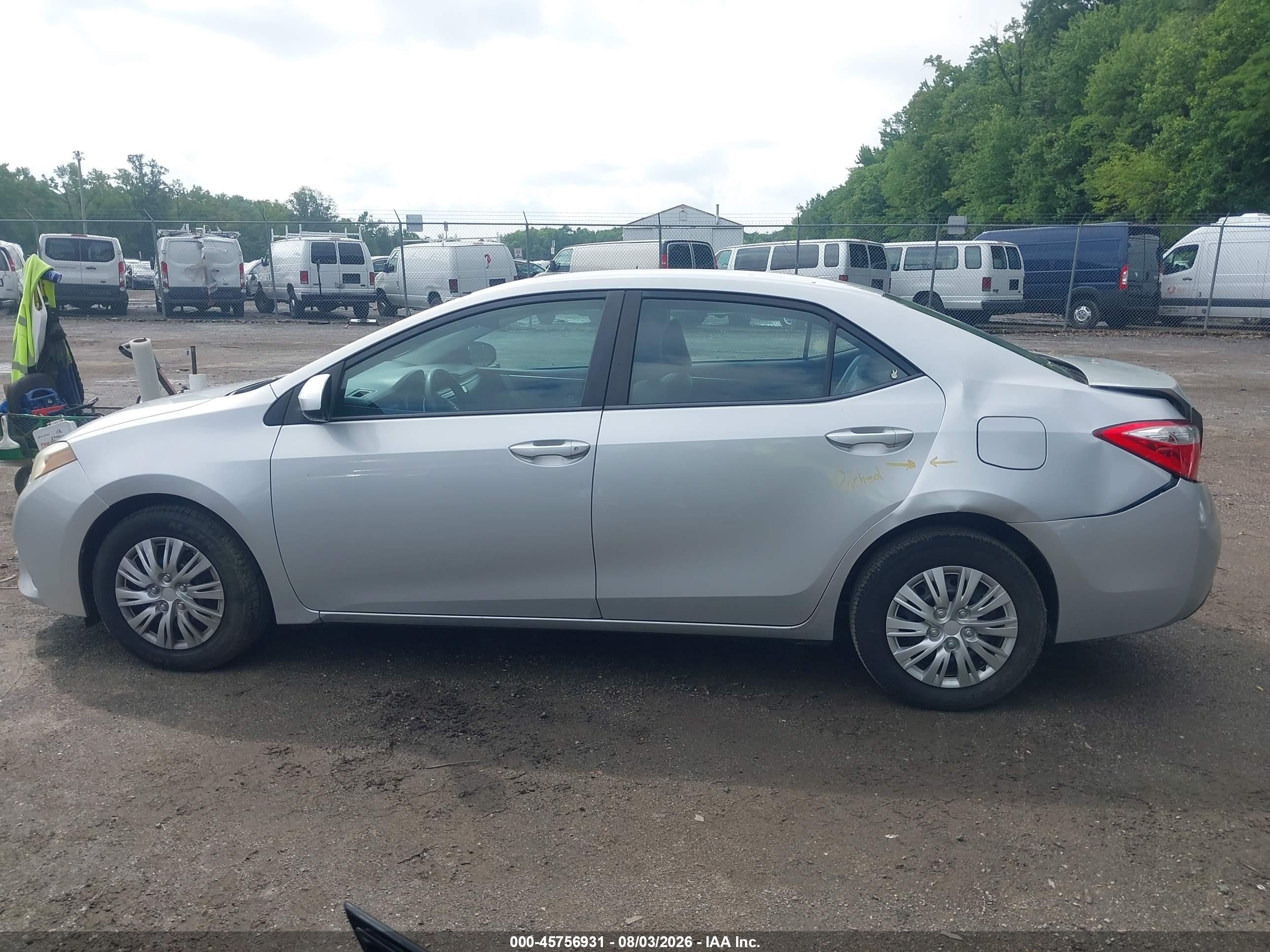 2014 Toyota Corolla L Silver vin: 5YFBURHE3EP135553