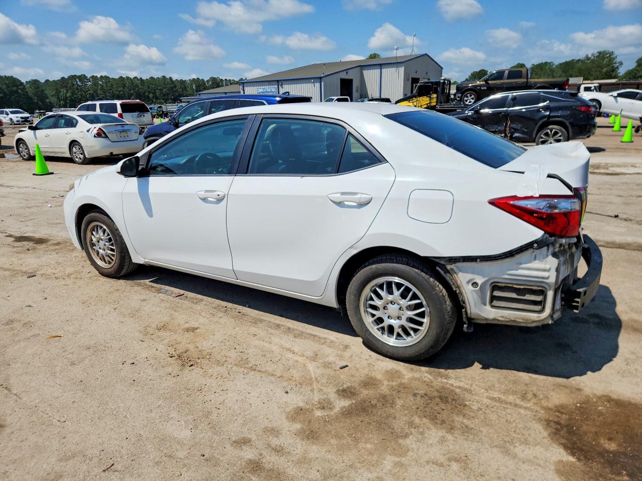 2015 Toyota Corolla L White vin: 5YFBURHE3FP246296