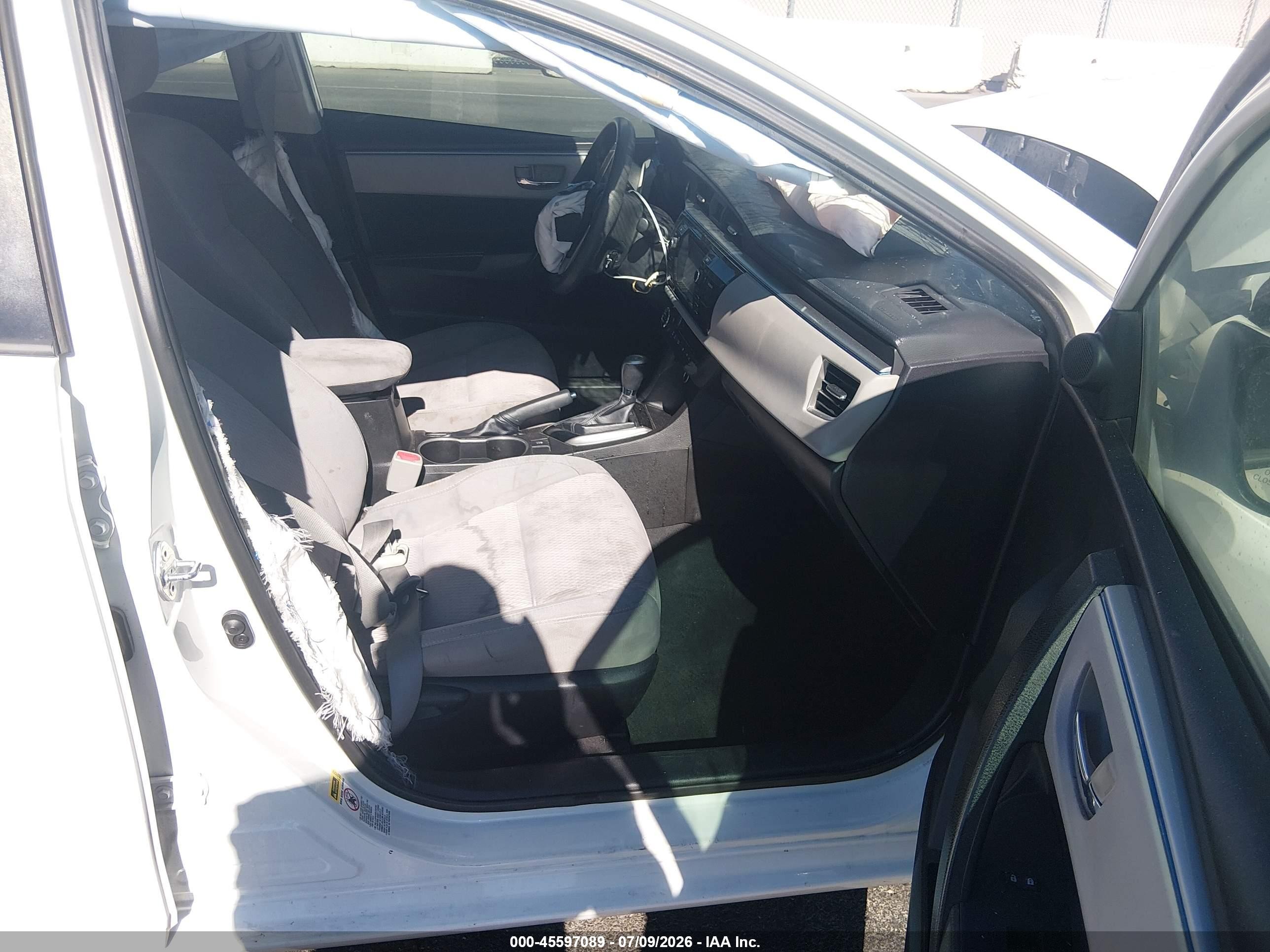 2015 Toyota Corolla Le White vin: 5YFBURHE3FP283431