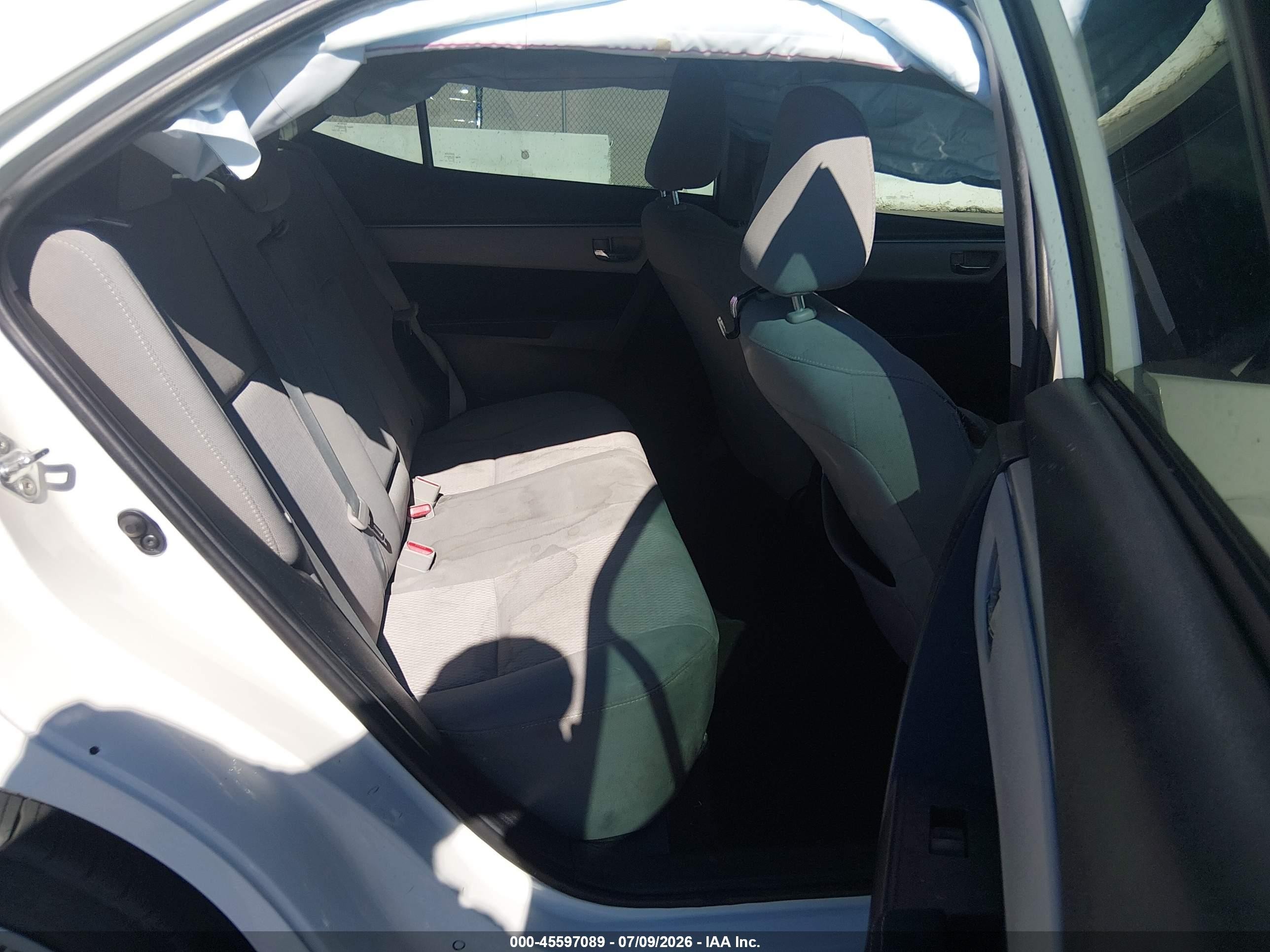 2015 Toyota Corolla Le White vin: 5YFBURHE3FP283431