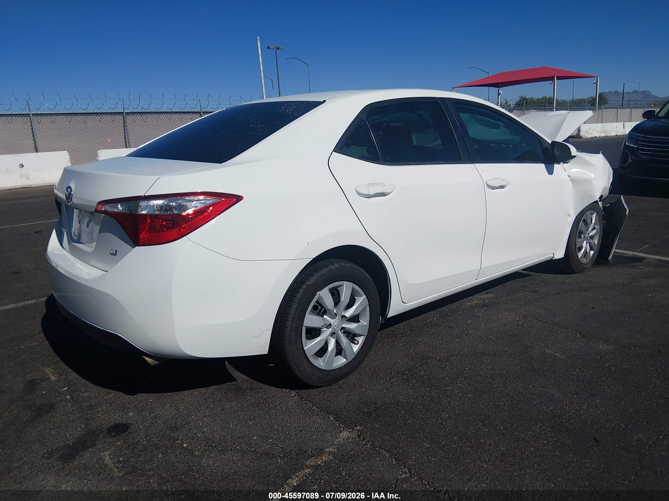 2015 Toyota Corolla Le White vin: 5YFBURHE3FP283431