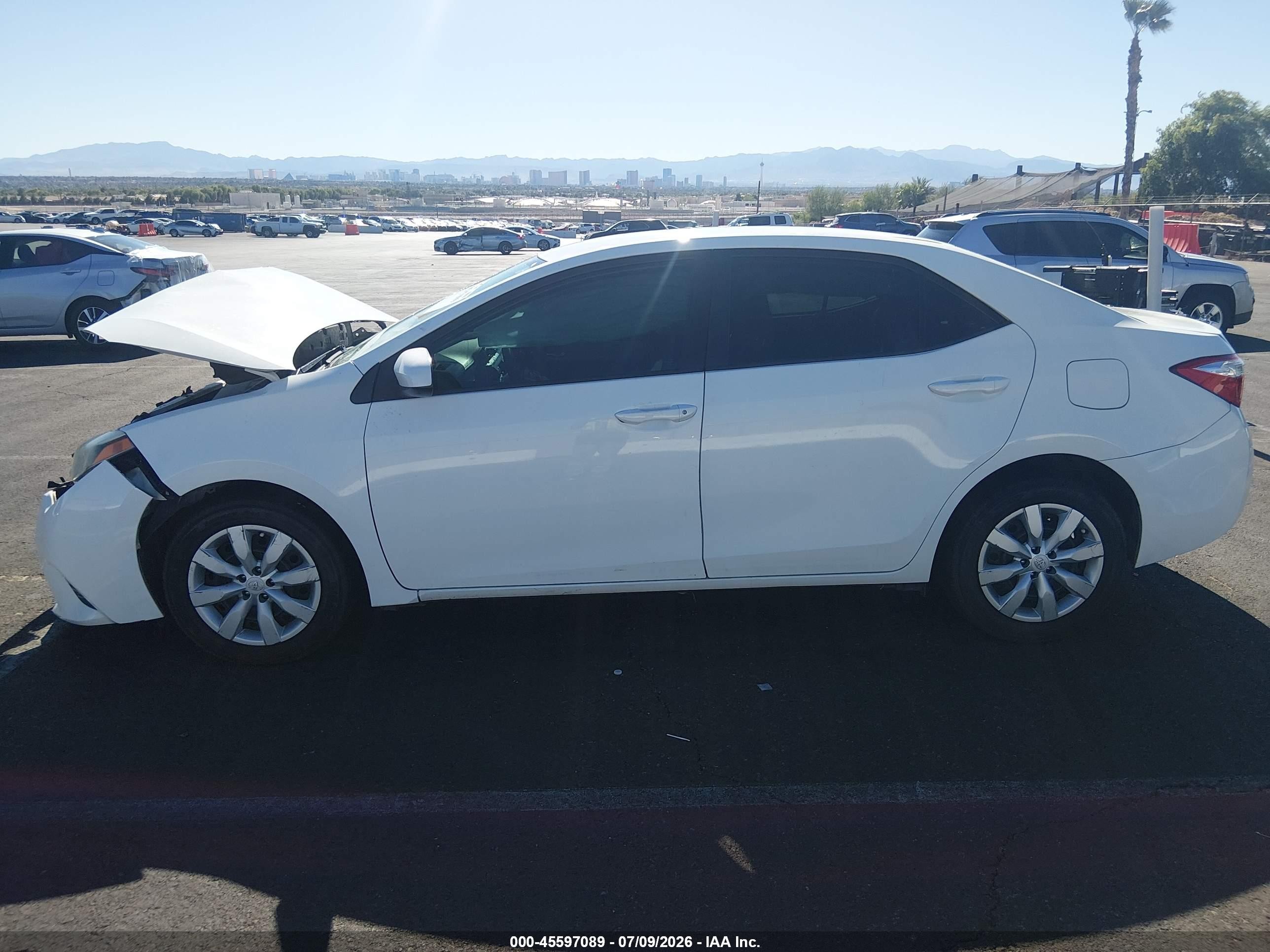2015 Toyota Corolla Le White vin: 5YFBURHE3FP283431