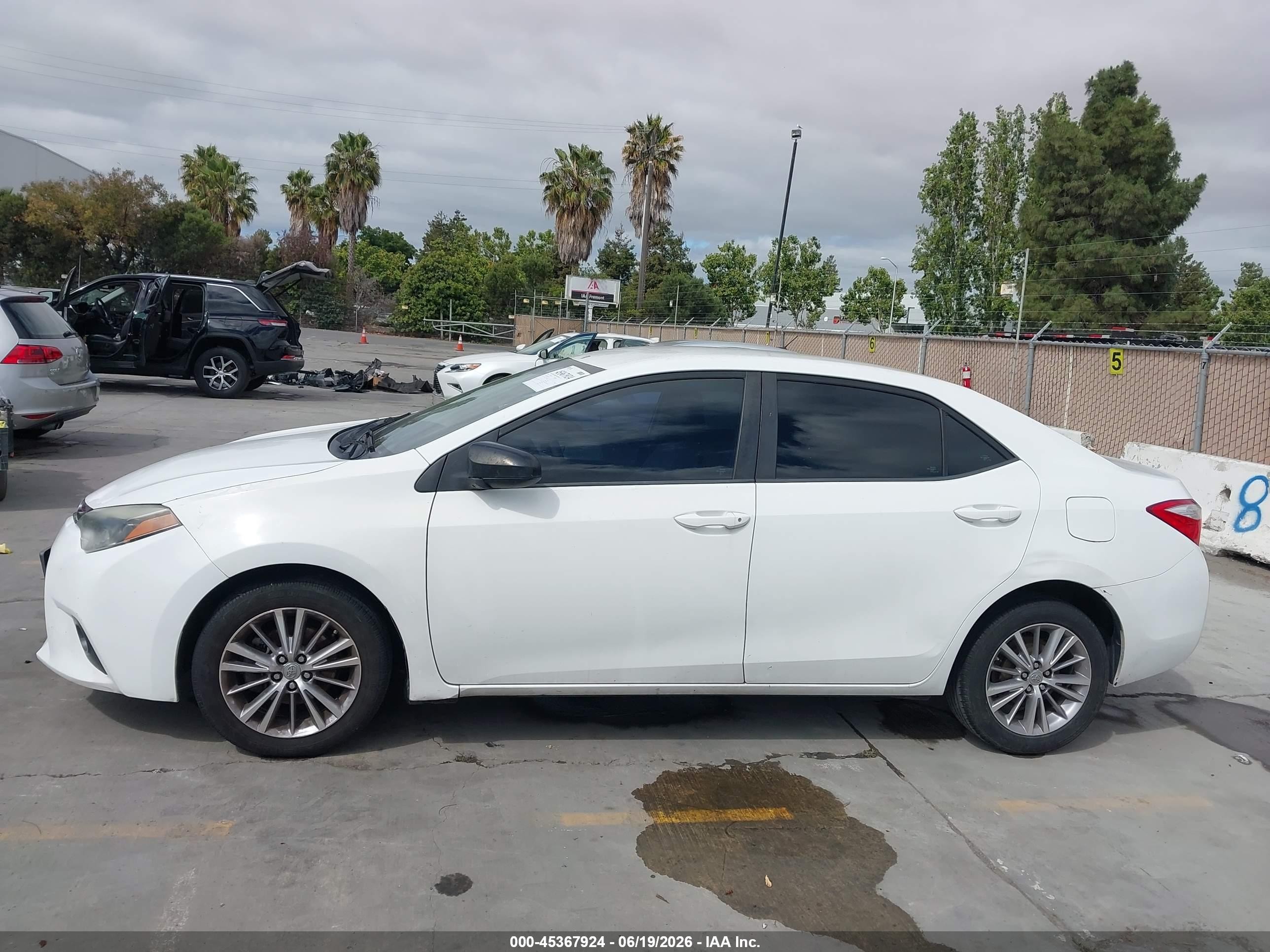 2015 Toyota Corolla Le Plus White vin: 5YFBURHE3FP285292