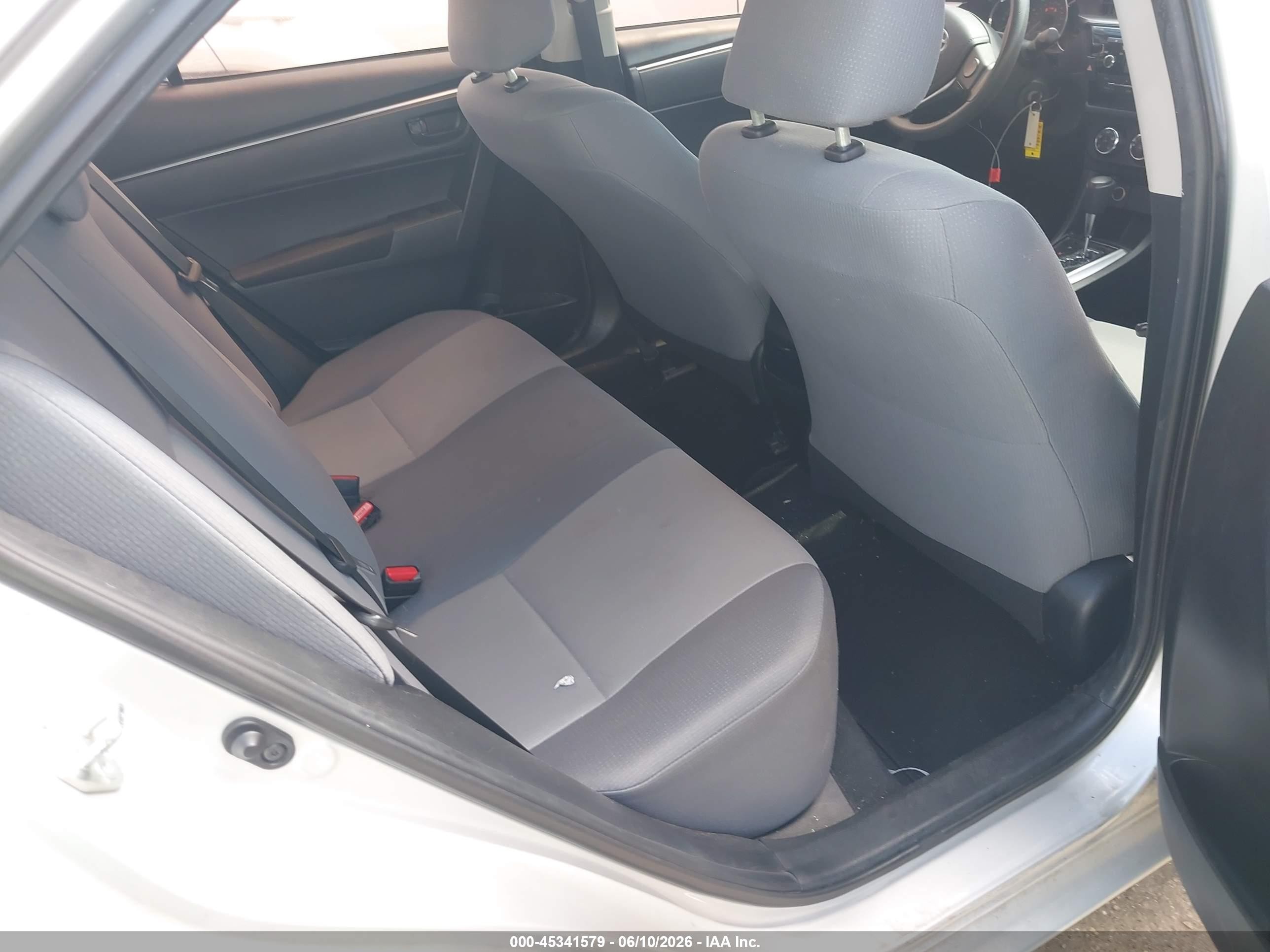 2015 Toyota Corolla L Silver vin: 5YFBURHE3FP325614