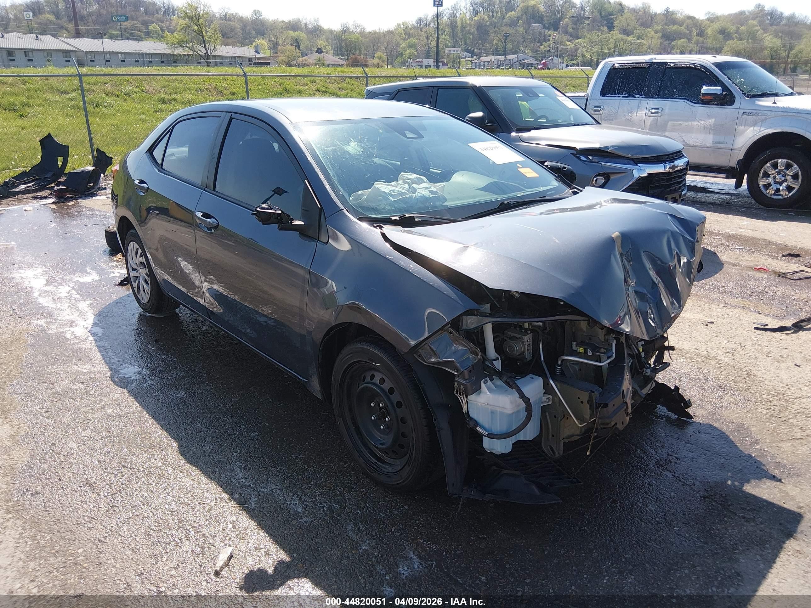 2018 Toyota Corolla Le Blue vin: 5YFBURHE3JP849306
