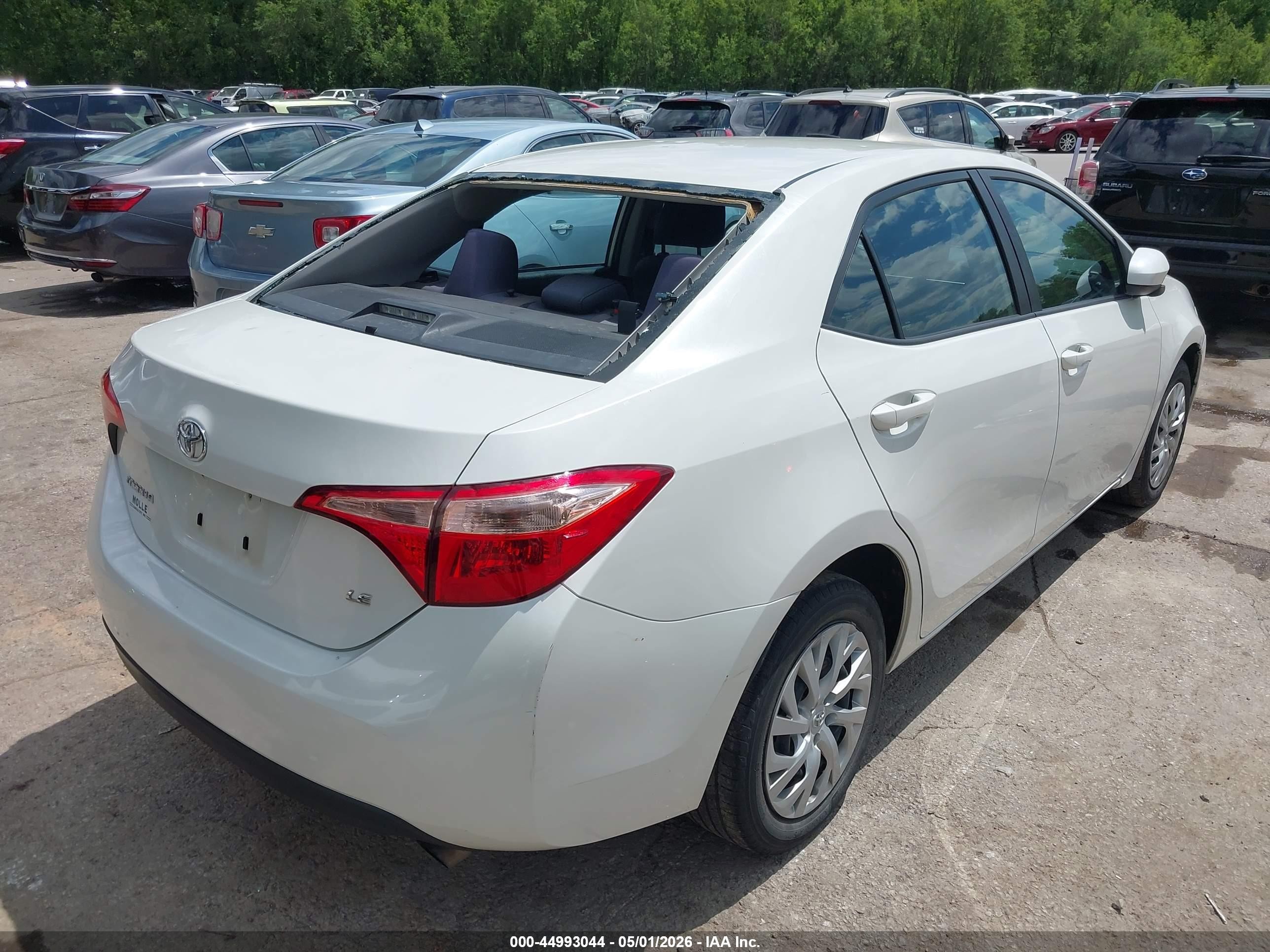 2019 Toyota Corolla Le White vin: 5YFBURHE3KP858069
