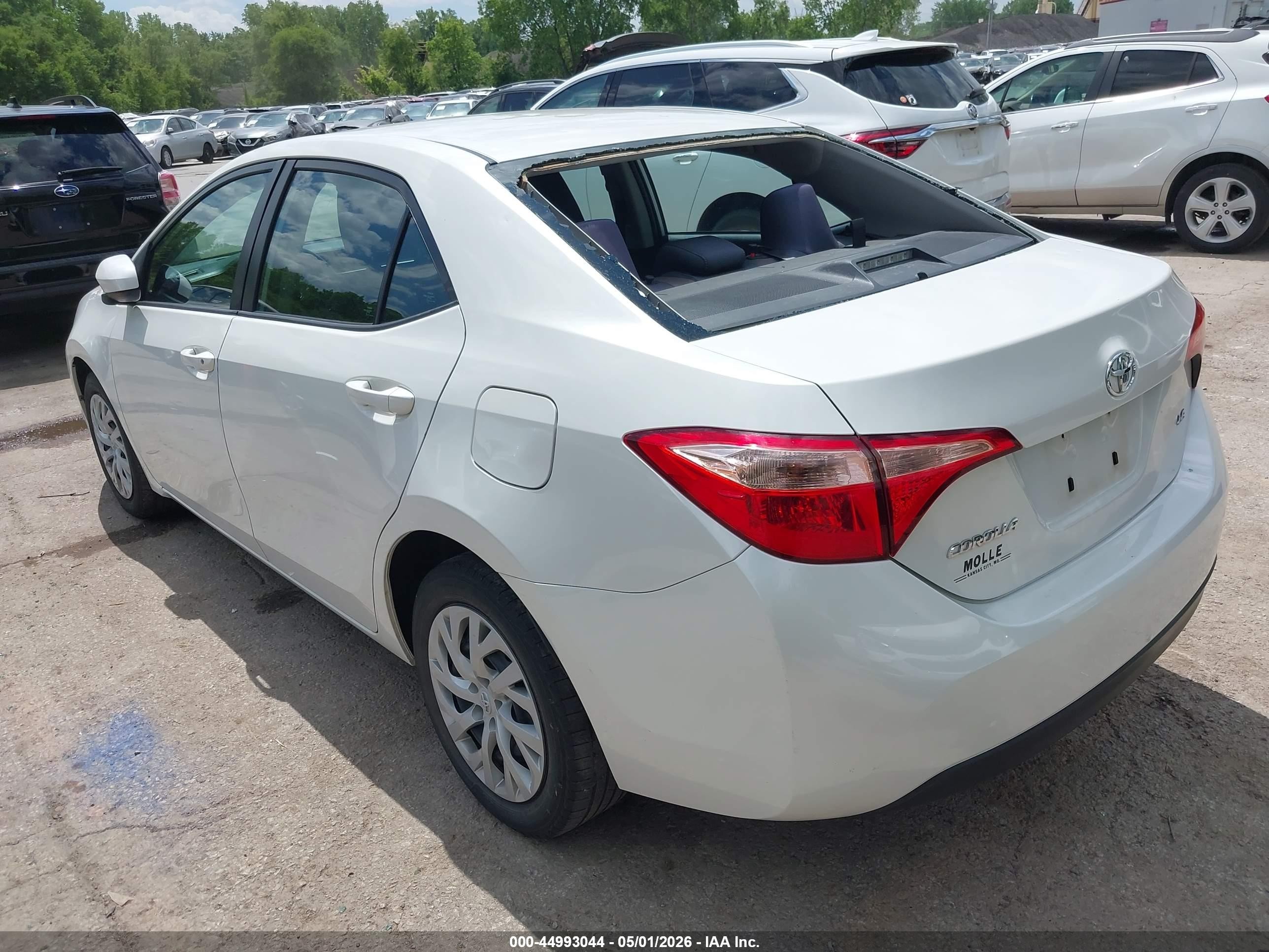 2019 Toyota Corolla Le White vin: 5YFBURHE3KP858069