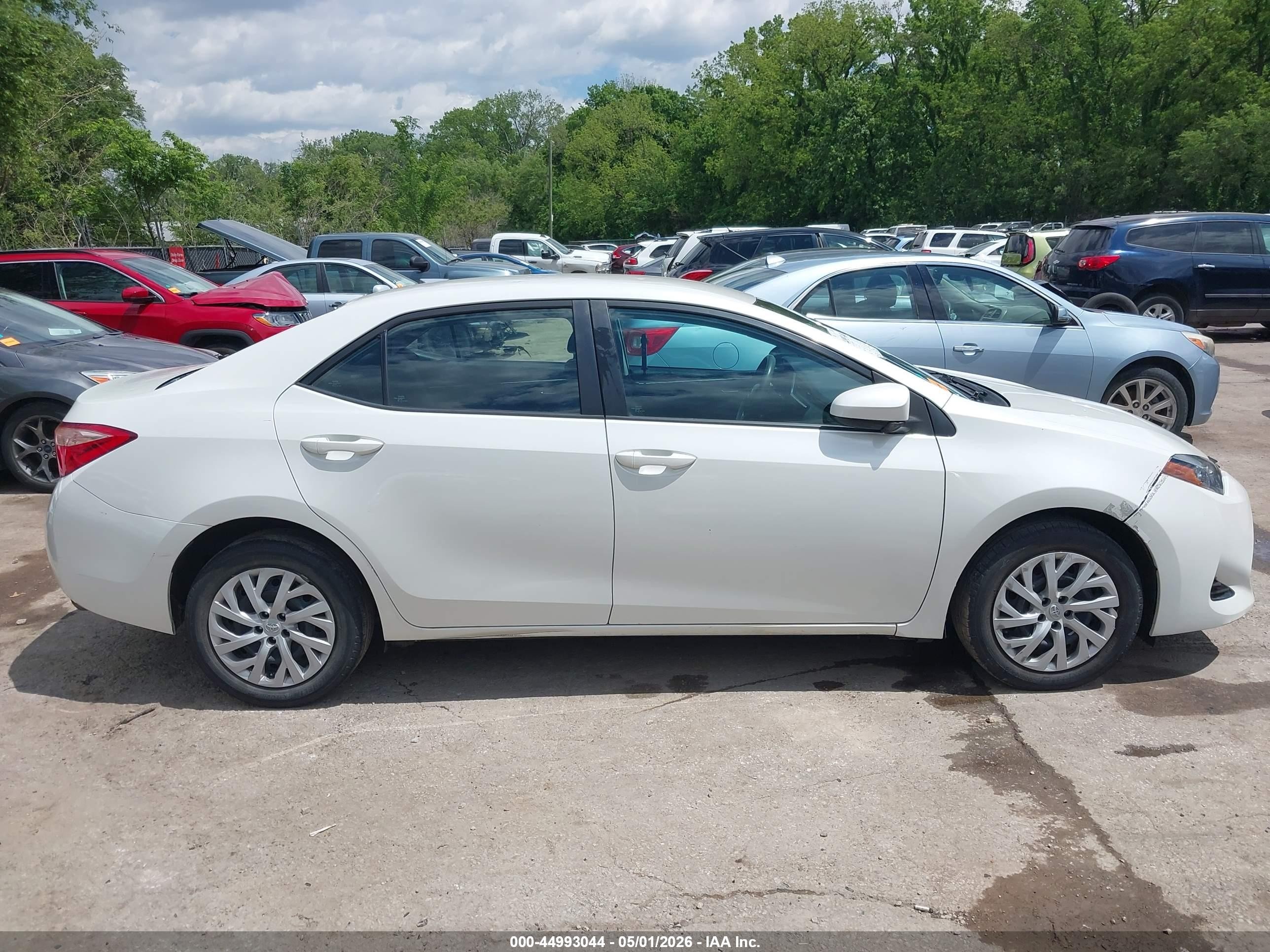 2019 Toyota Corolla Le White vin: 5YFBURHE3KP858069