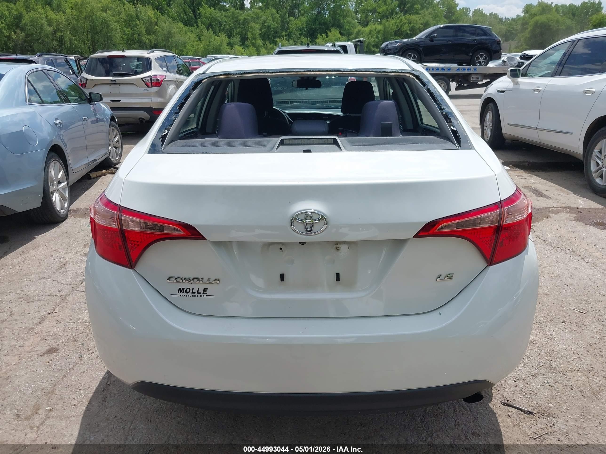 2019 Toyota Corolla Le White vin: 5YFBURHE3KP858069