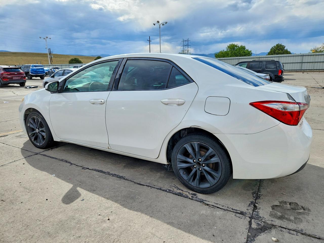 2014 Toyota Corolla Le Plus White vin: 5YFBURHE4EP015731