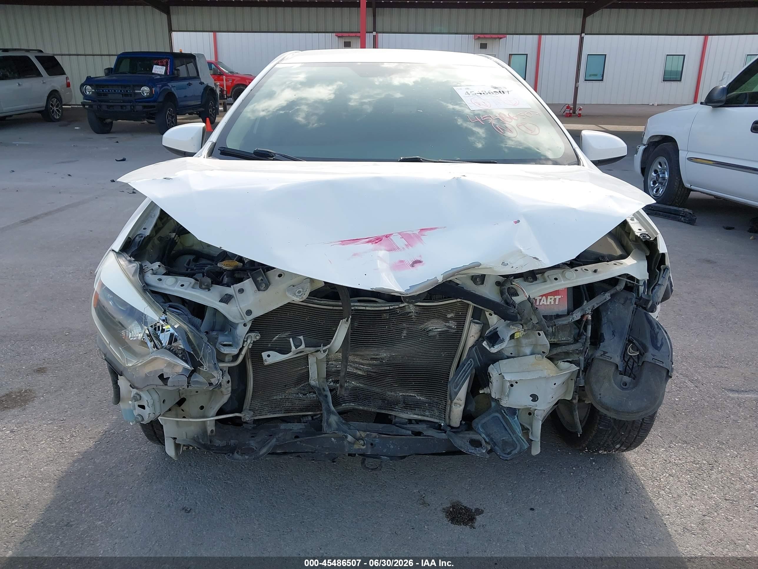 2014 Toyota Corolla Le White vin: 5YFBURHE4EP020167