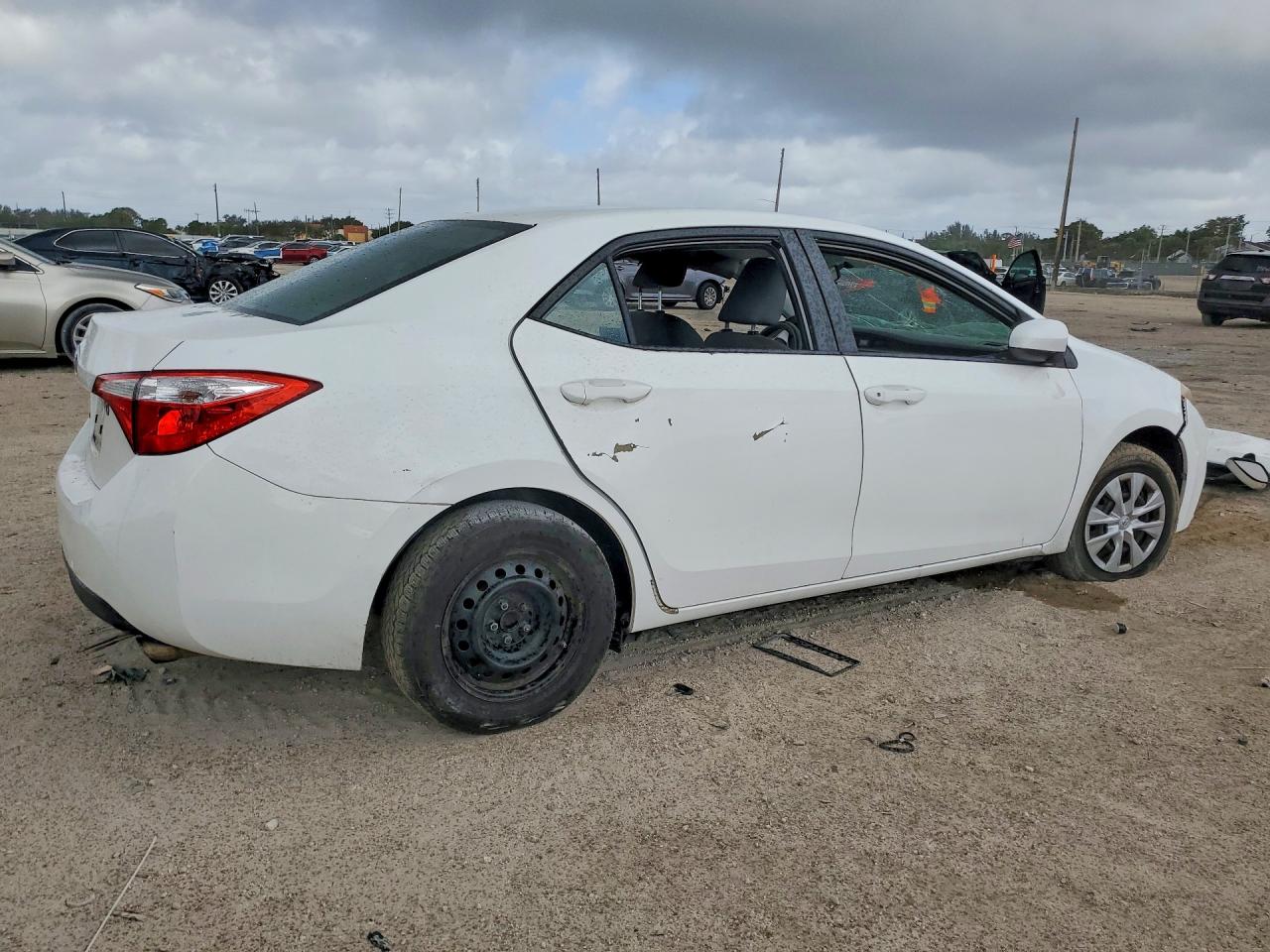 2014 Toyota Corolla L White vin: 5YFBURHE4EP119037