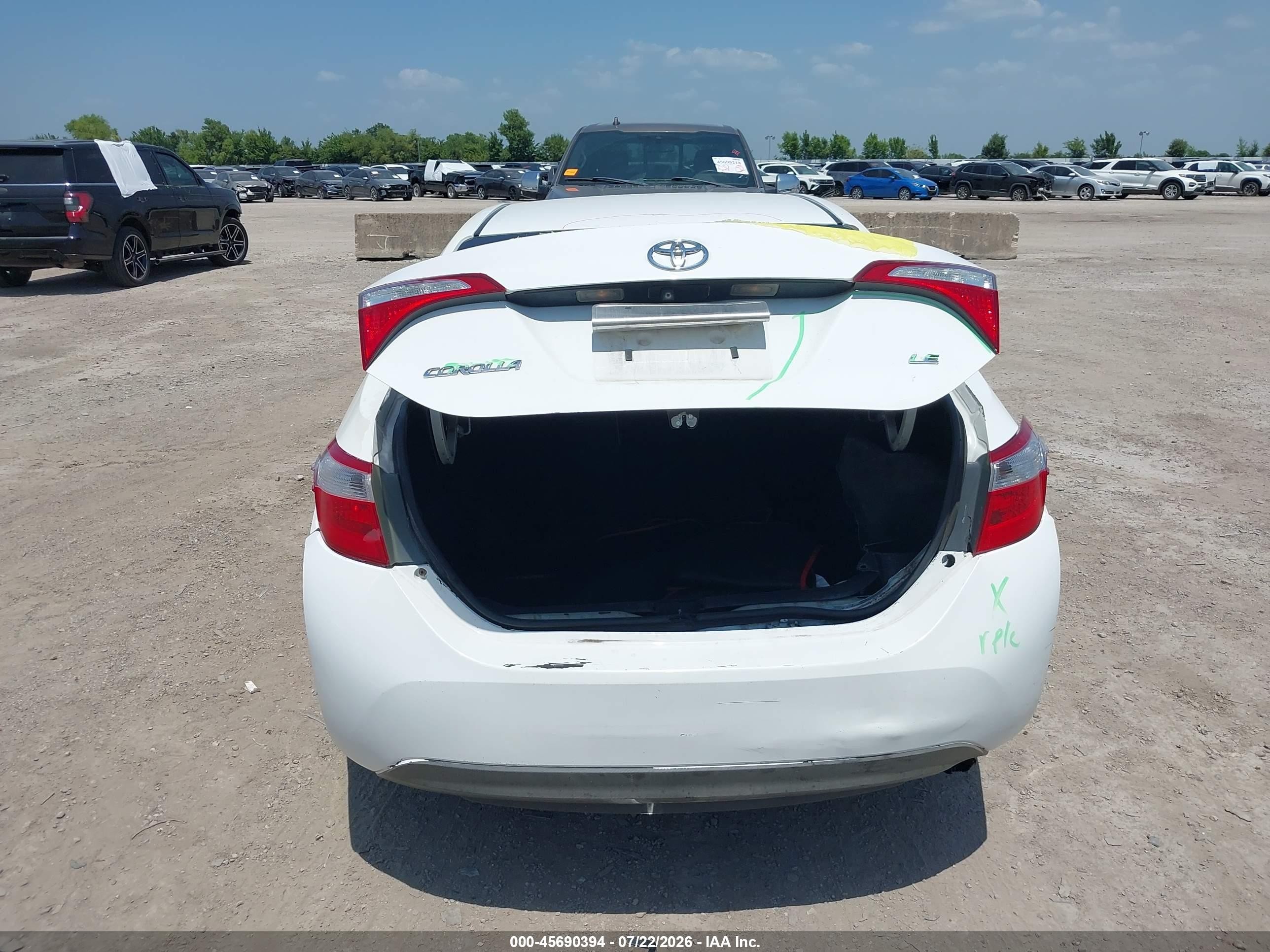 2014 Toyota Corolla Le White vin: 5YFBURHE4EP160221