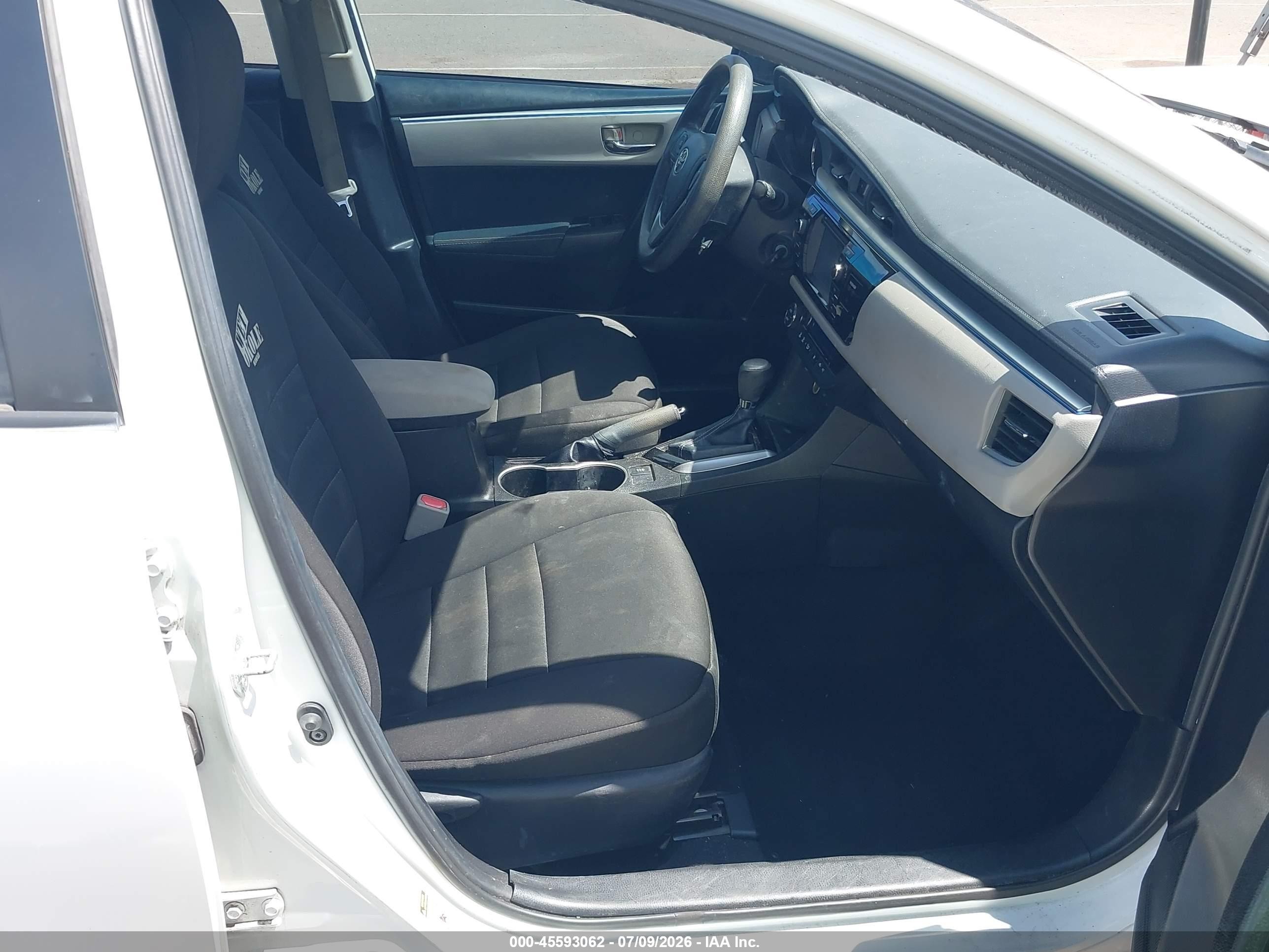 2015 Toyota Corolla Le/le Plus/le Premium White vin: 5YFBURHE4FP195388