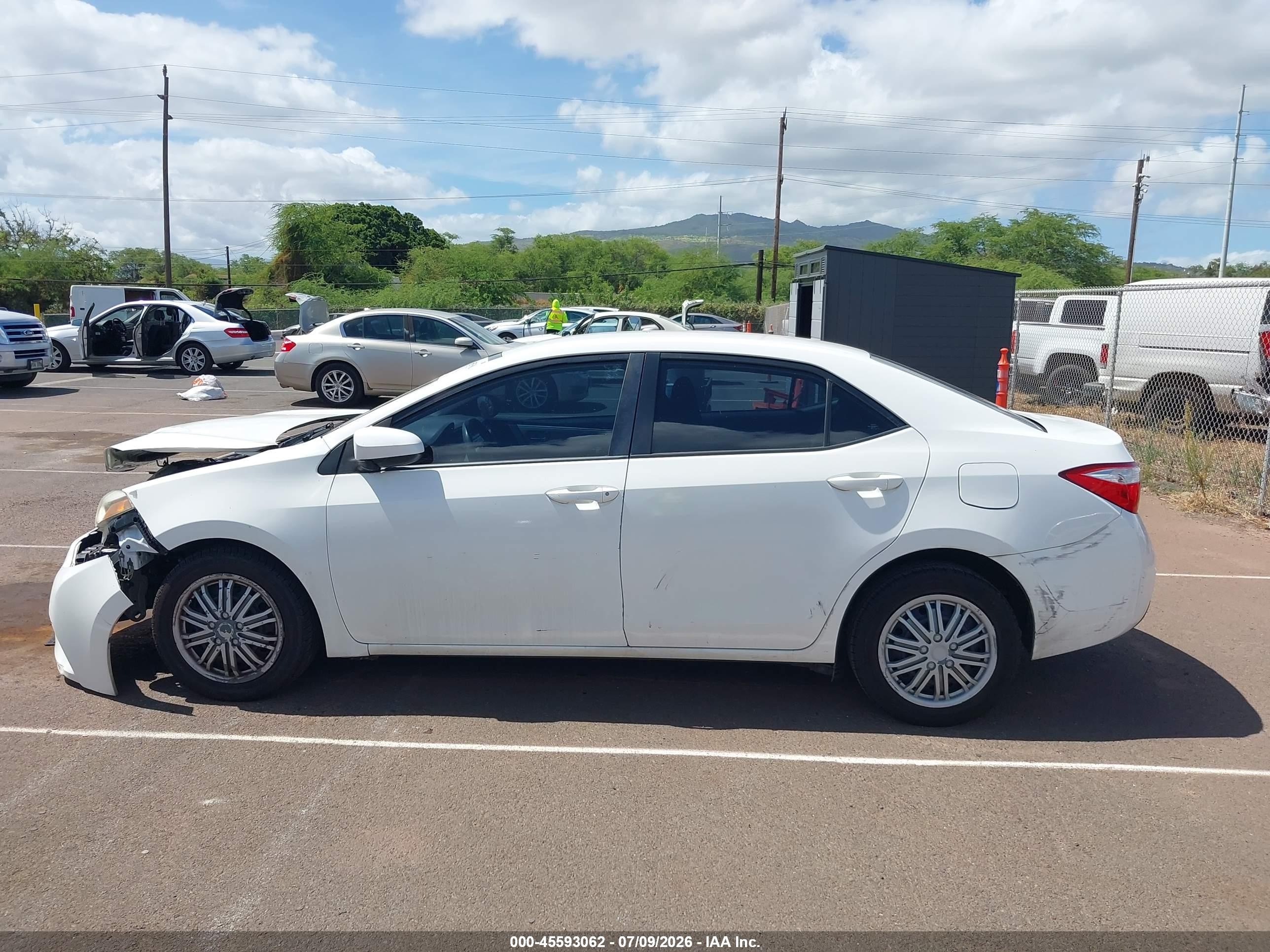 2015 Toyota Corolla Le/le Plus/le Premium White vin: 5YFBURHE4FP195388