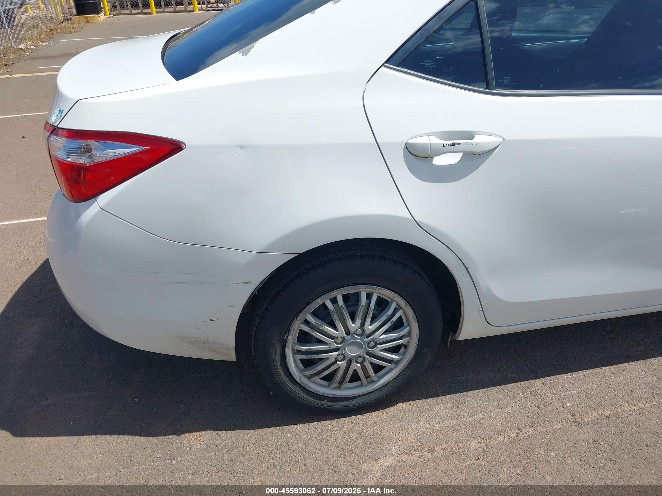 2015 Toyota Corolla Le/le Plus/le Premium White vin: 5YFBURHE4FP195388