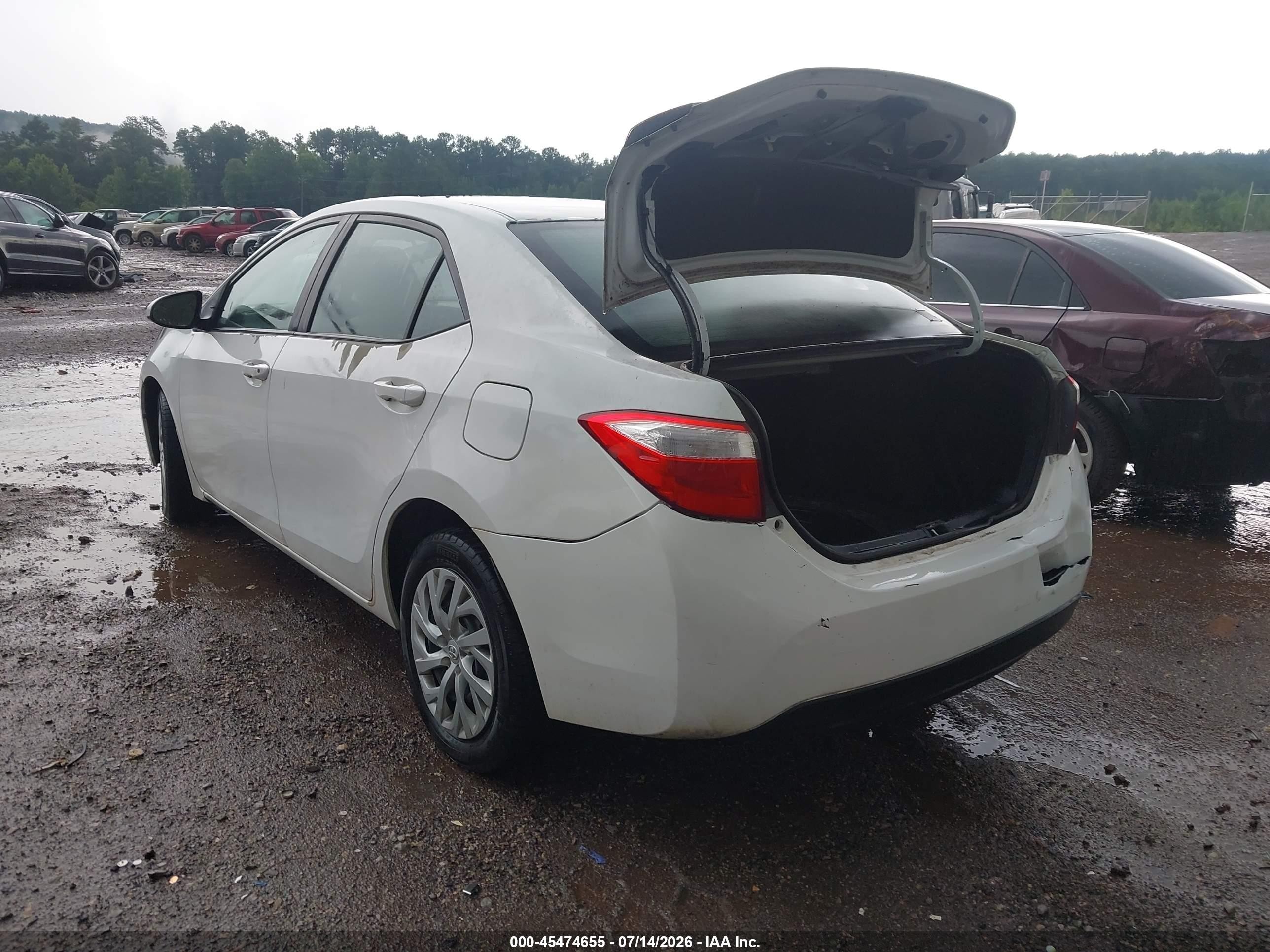 2015 Toyota Corolla Le White vin: 5YFBURHE4FP209435