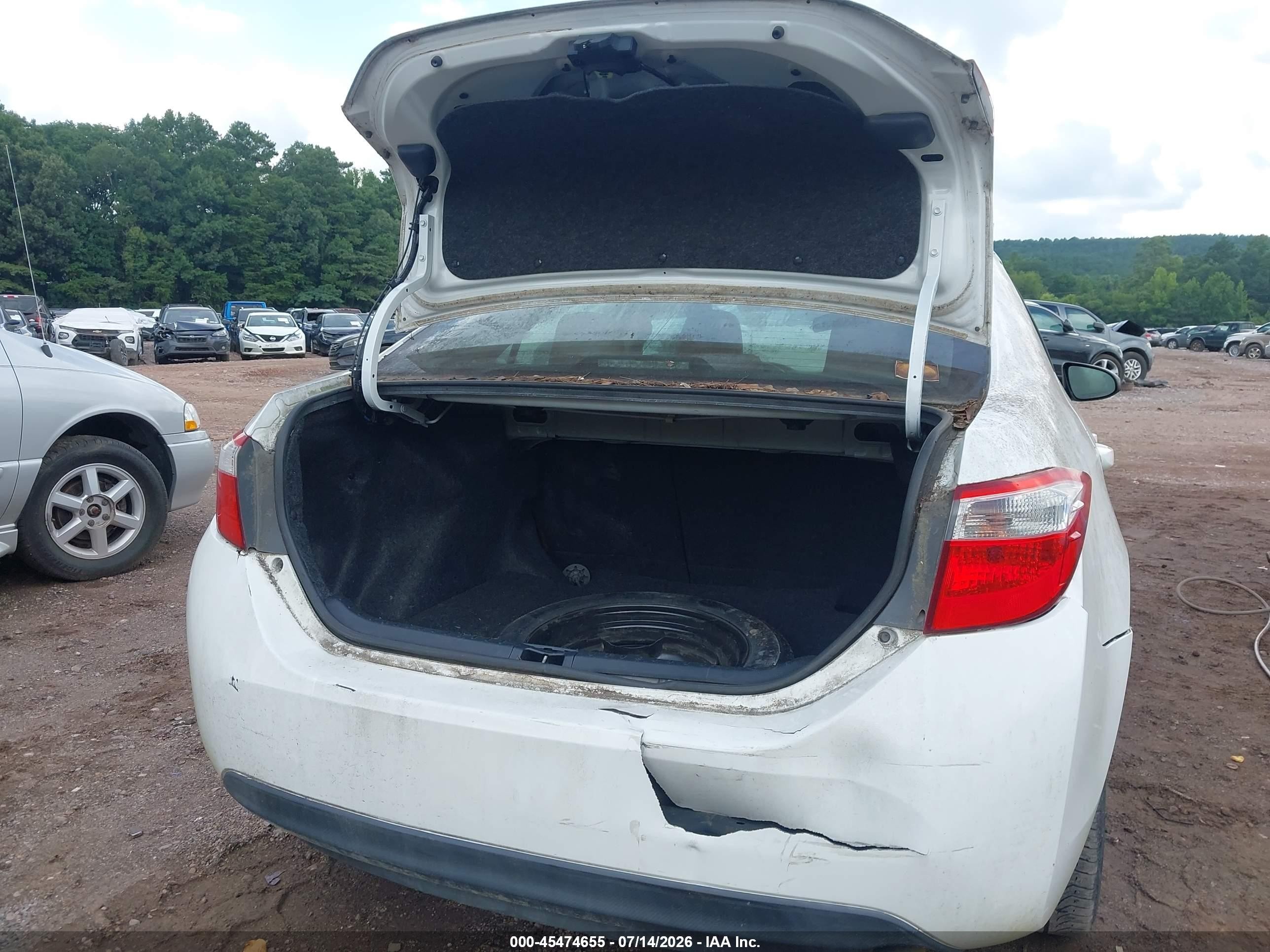 2015 Toyota Corolla Le White vin: 5YFBURHE4FP209435