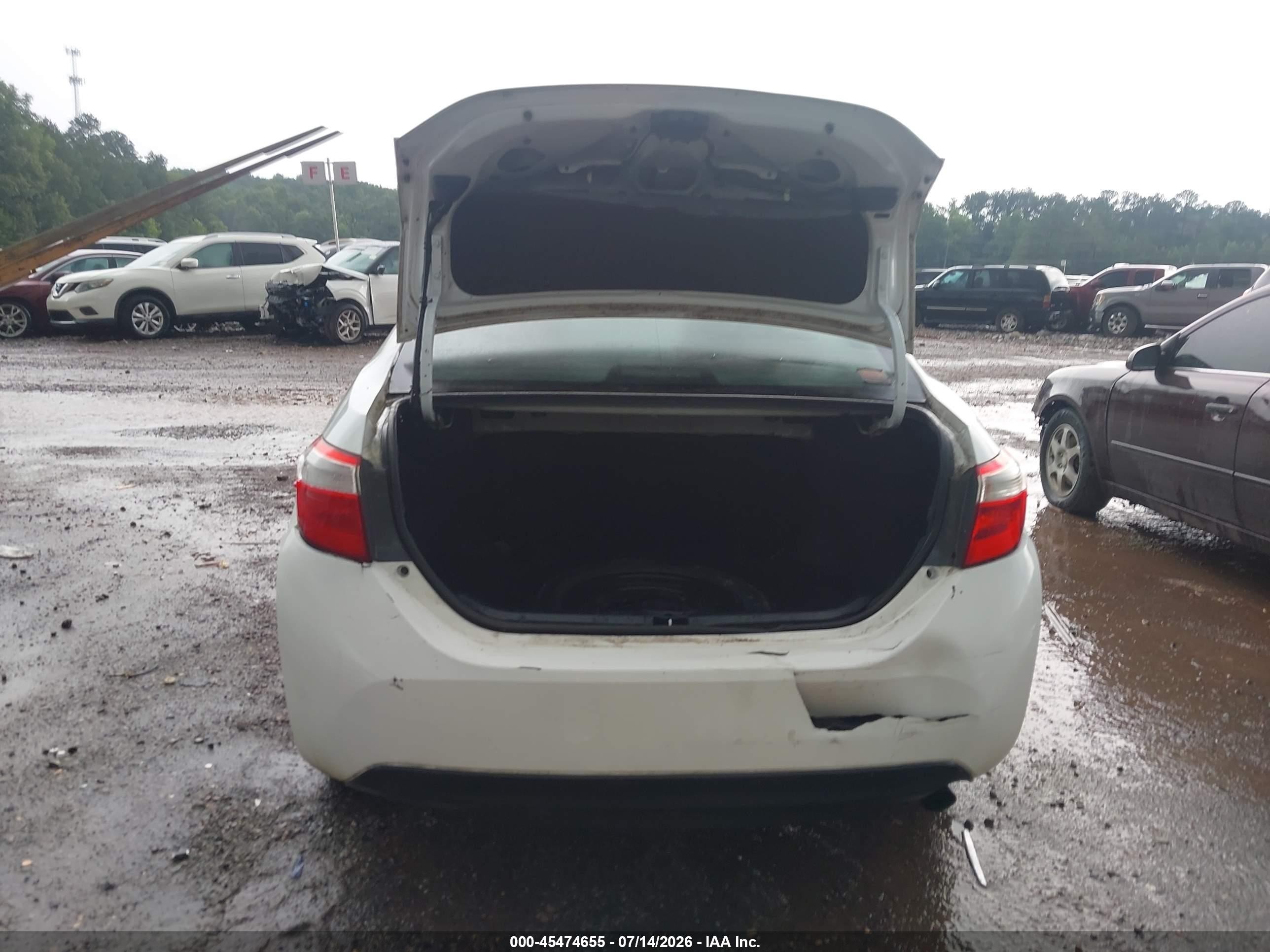 2015 Toyota Corolla Le White vin: 5YFBURHE4FP209435