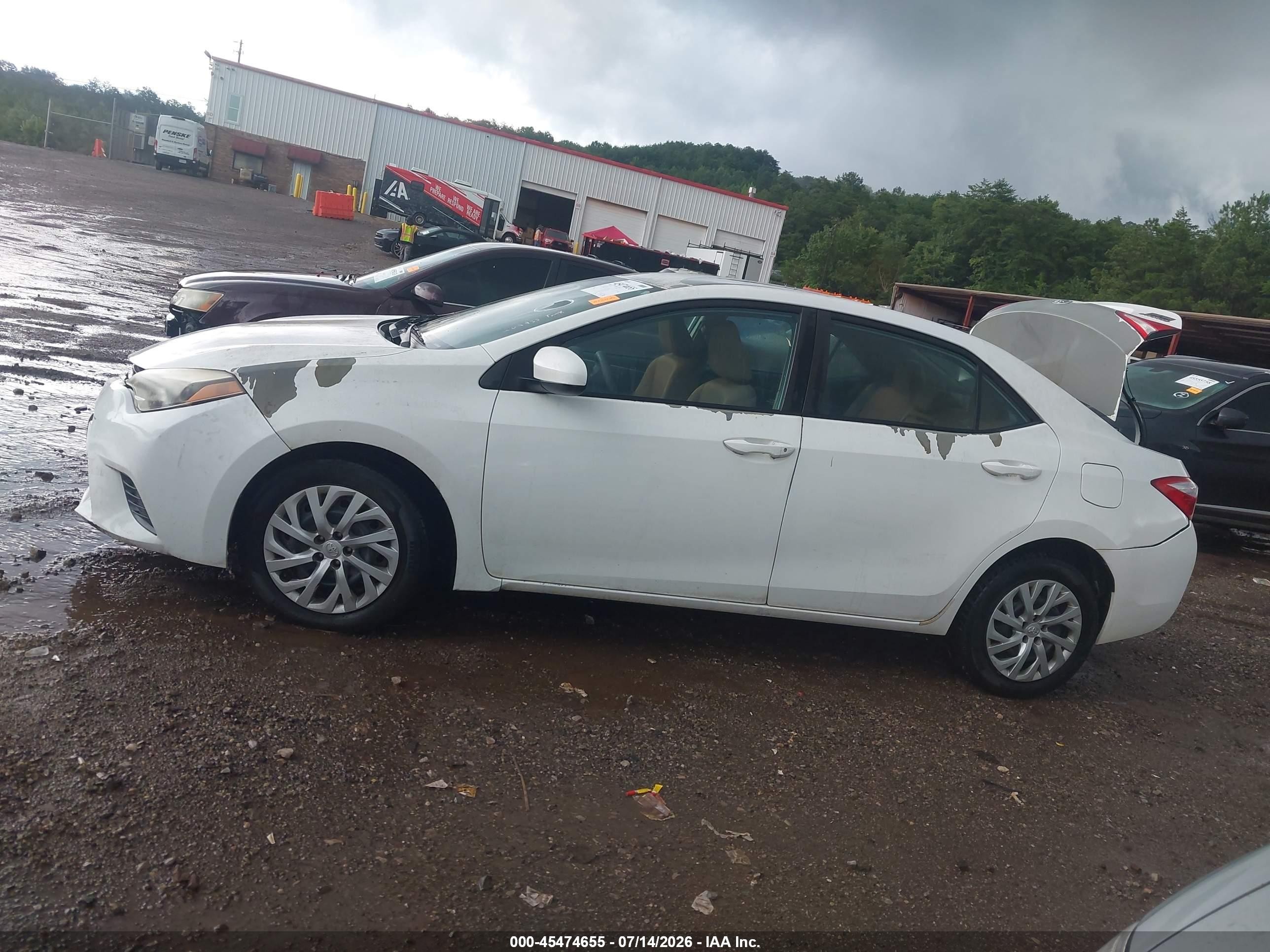 2015 Toyota Corolla Le White vin: 5YFBURHE4FP209435