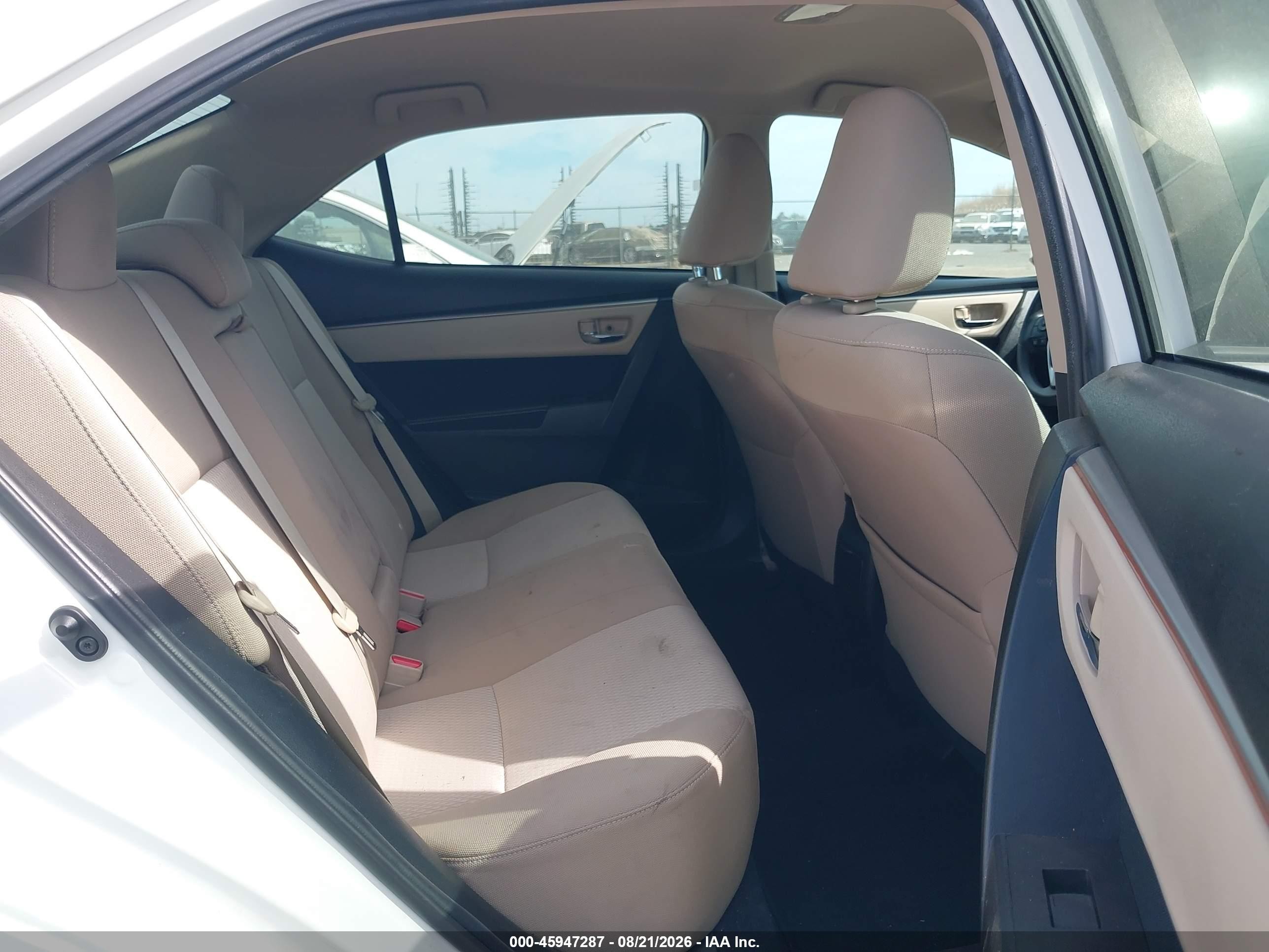 2015 Toyota Corolla Le White vin: 5YFBURHE4FP214571