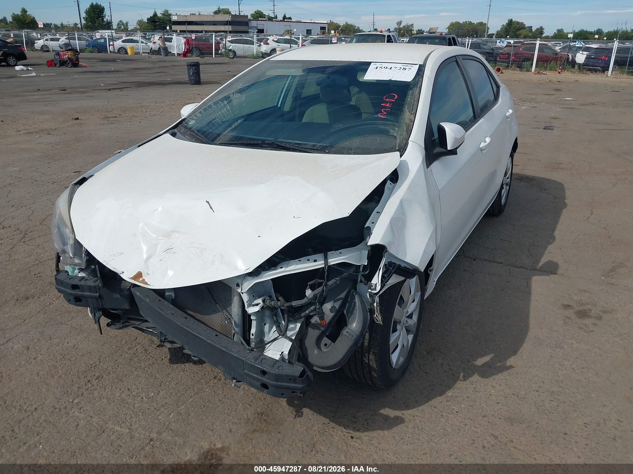 2015 Toyota Corolla Le White vin: 5YFBURHE4FP214571