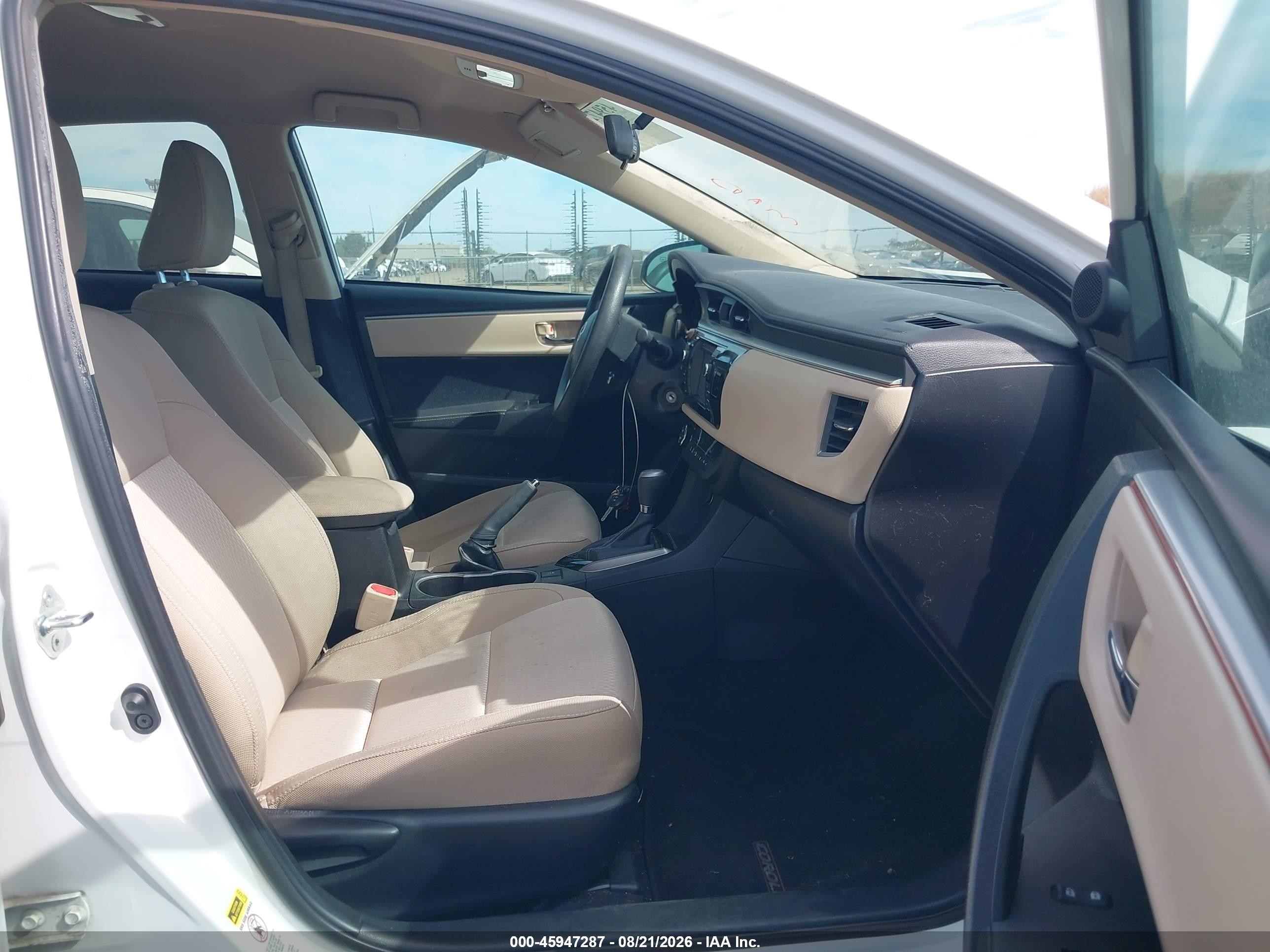 2015 Toyota Corolla Le White vin: 5YFBURHE4FP214571