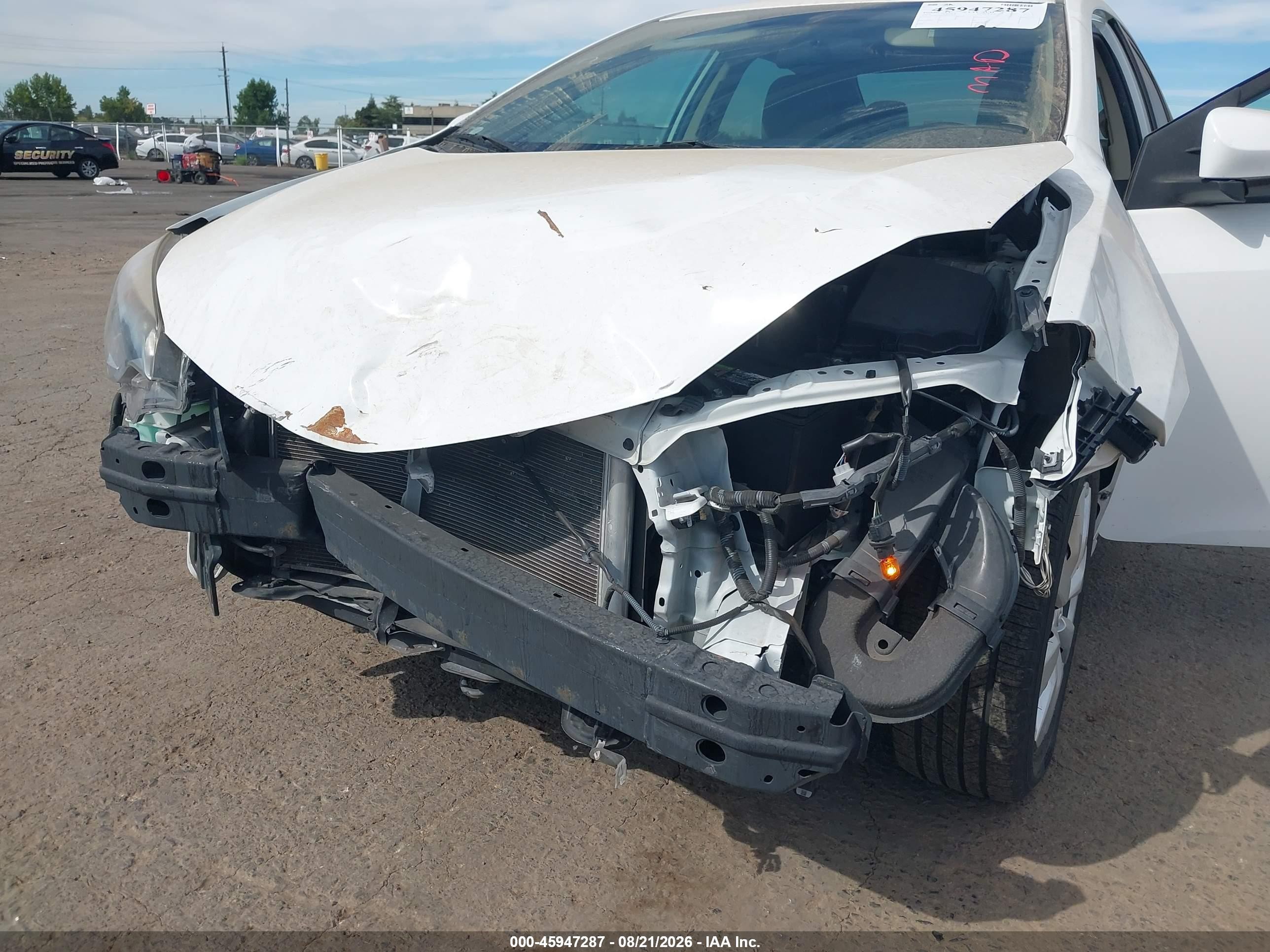 2015 Toyota Corolla Le White vin: 5YFBURHE4FP214571