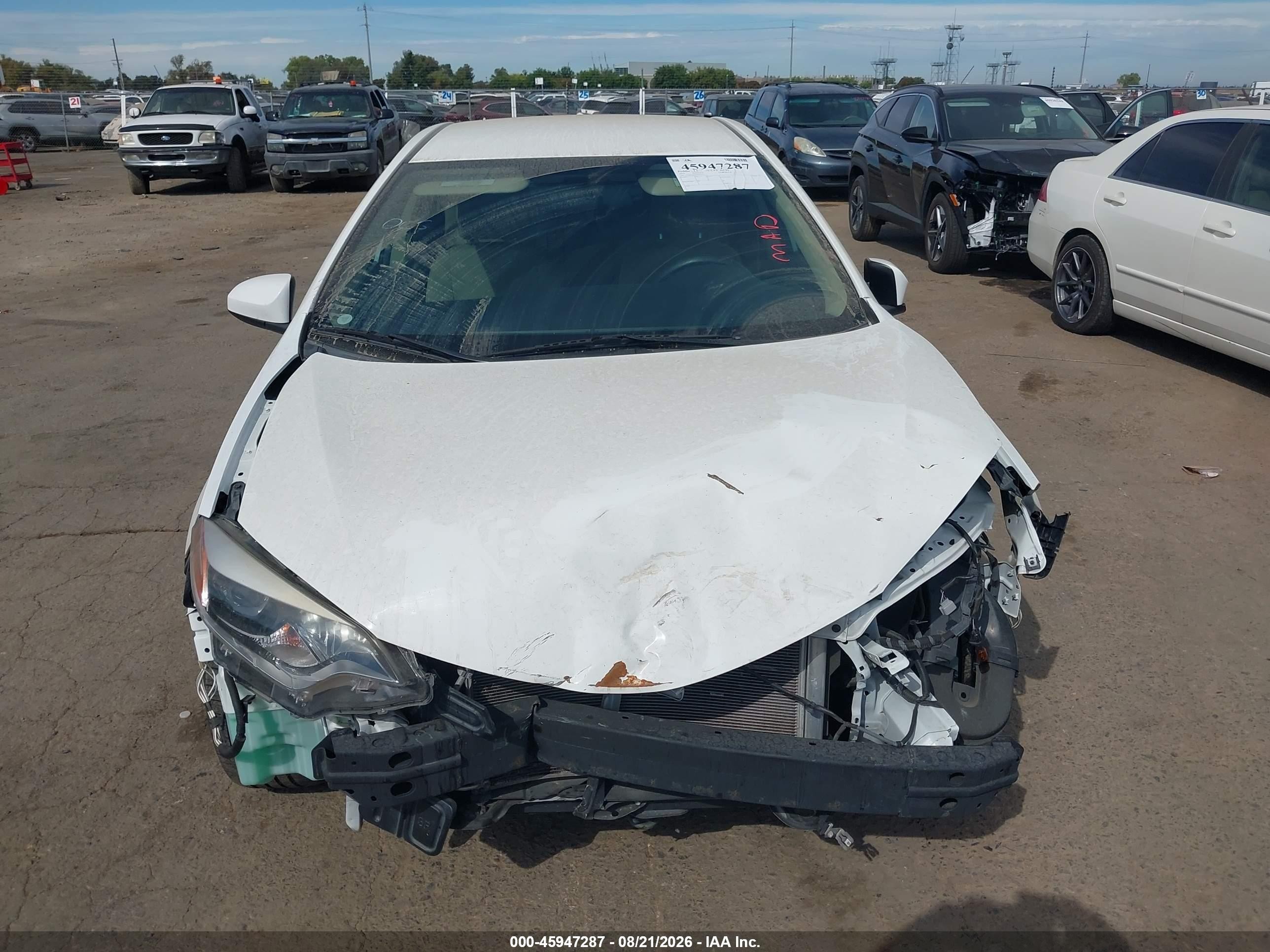 2015 Toyota Corolla Le White vin: 5YFBURHE4FP214571
