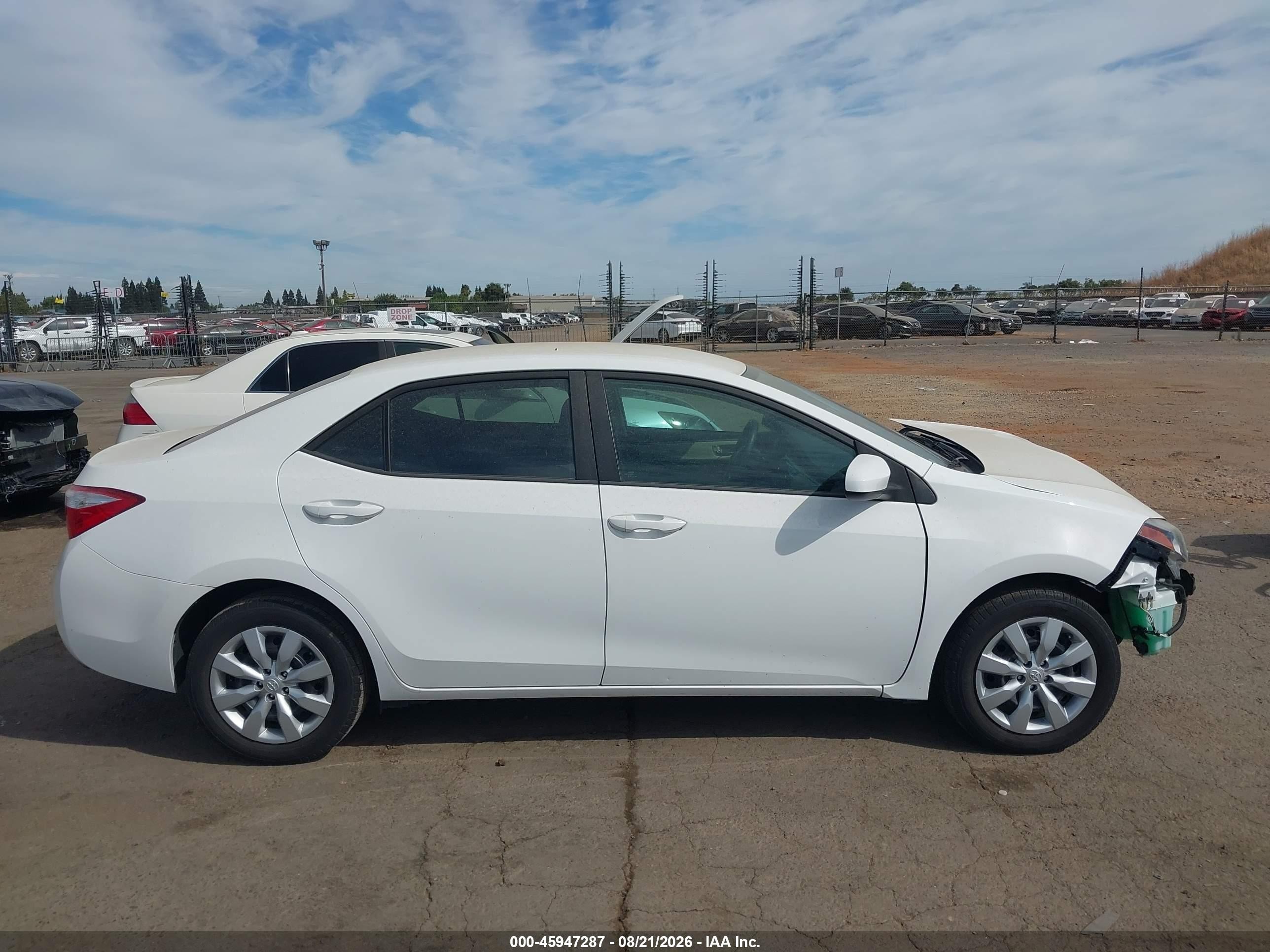 2015 Toyota Corolla Le White vin: 5YFBURHE4FP214571