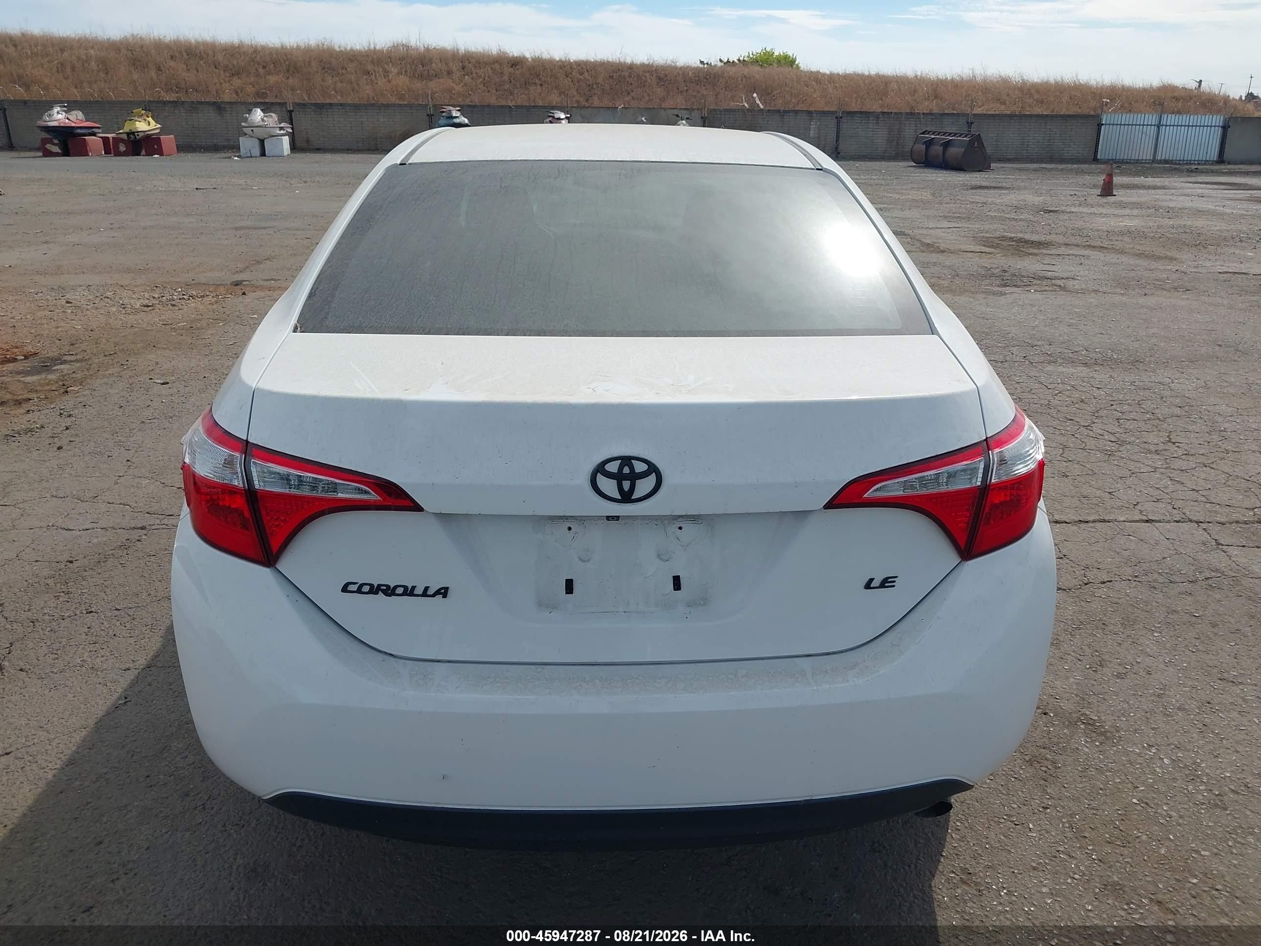 2015 Toyota Corolla Le White vin: 5YFBURHE4FP214571