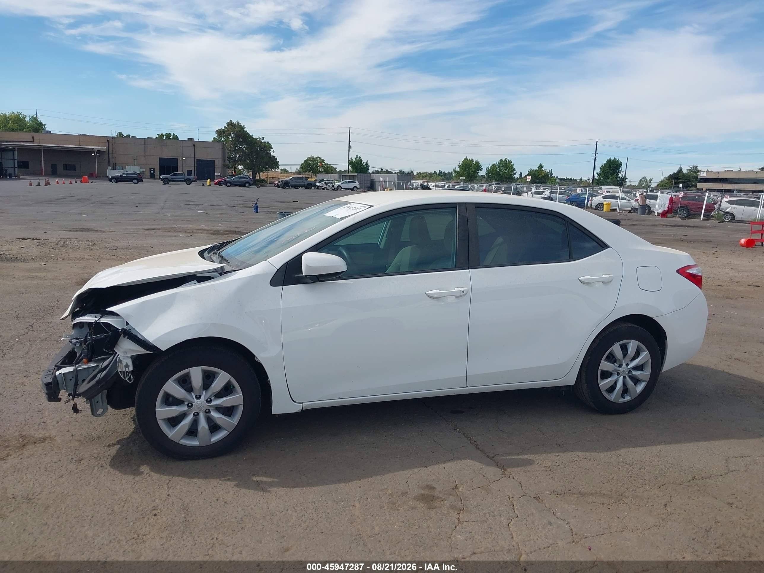 2015 Toyota Corolla Le White vin: 5YFBURHE4FP214571