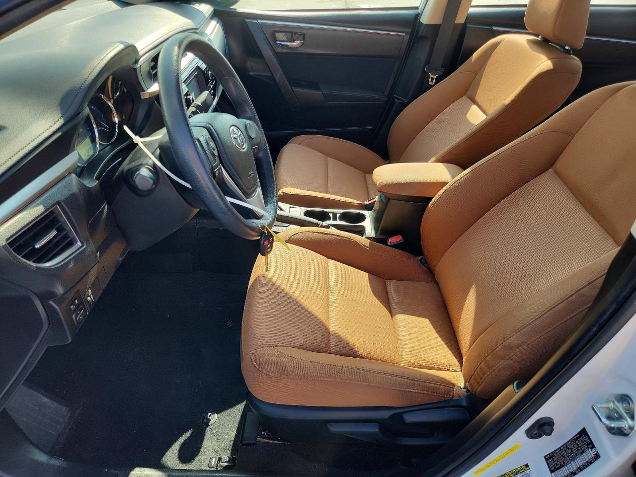 2015 Toyota Corolla Le White vin: 5YFBURHE4FP226302