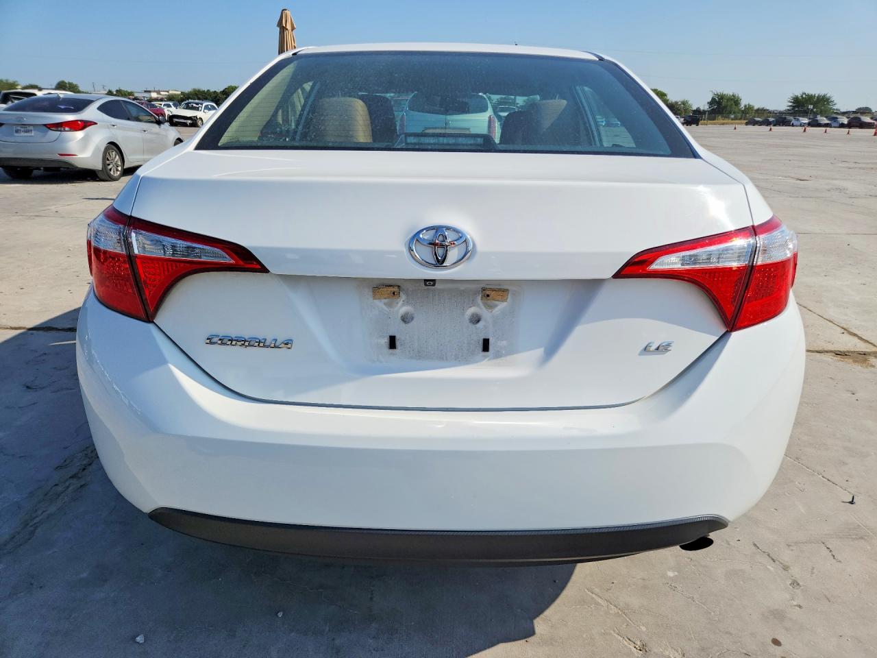 2015 Toyota Corolla Le White vin: 5YFBURHE4FP226302