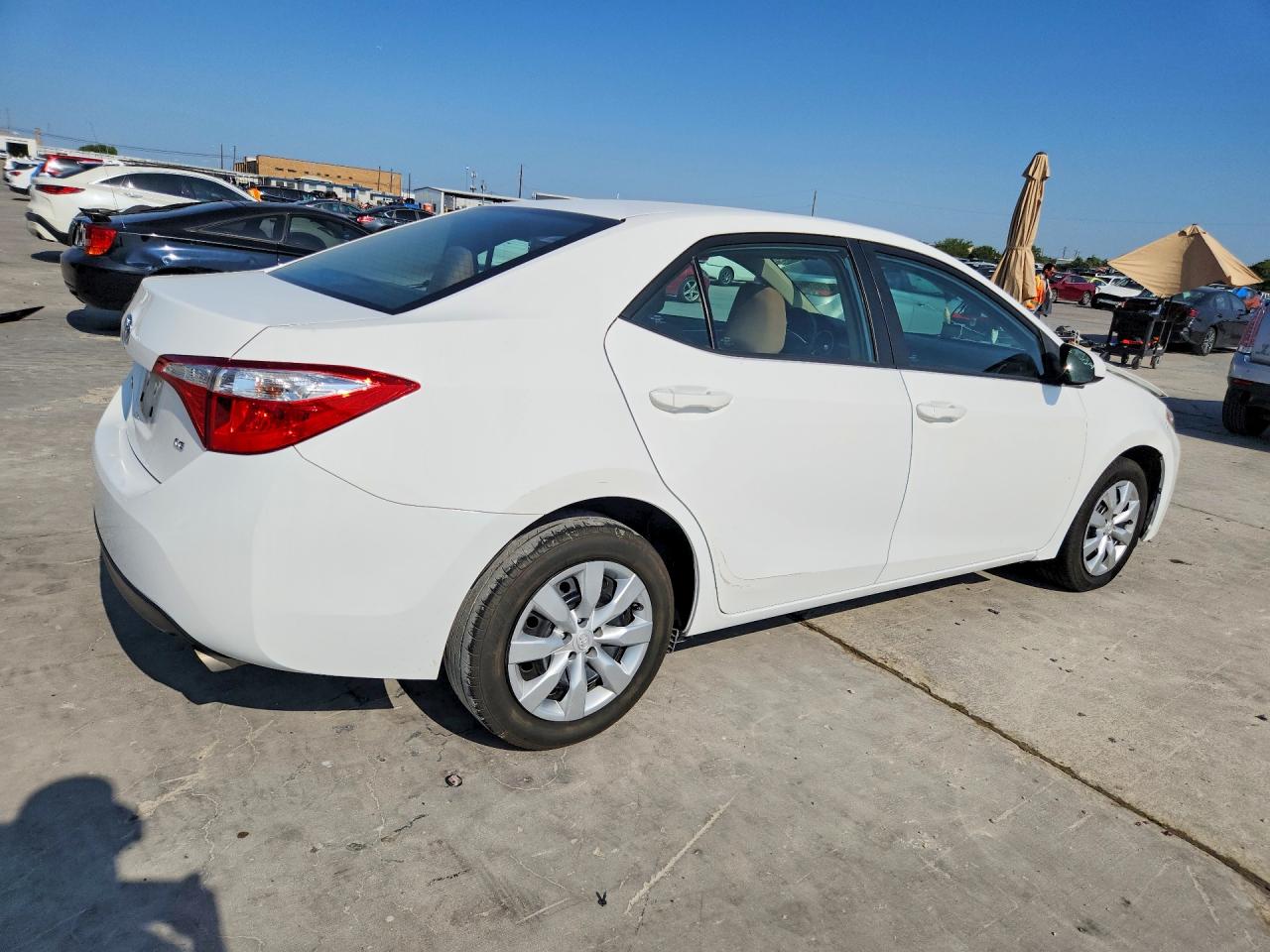 2015 Toyota Corolla Le White vin: 5YFBURHE4FP226302