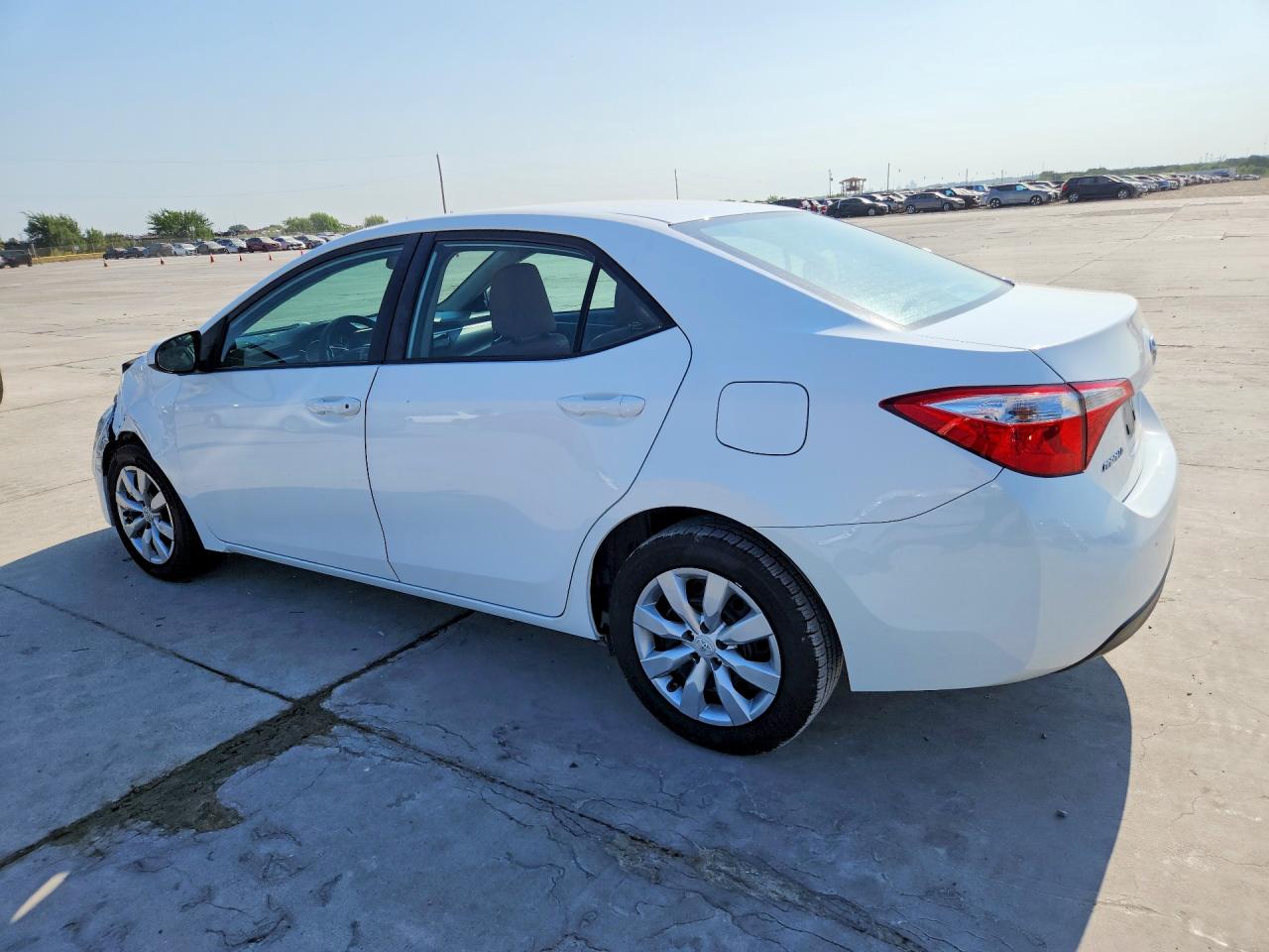 2015 Toyota Corolla Le White vin: 5YFBURHE4FP226302