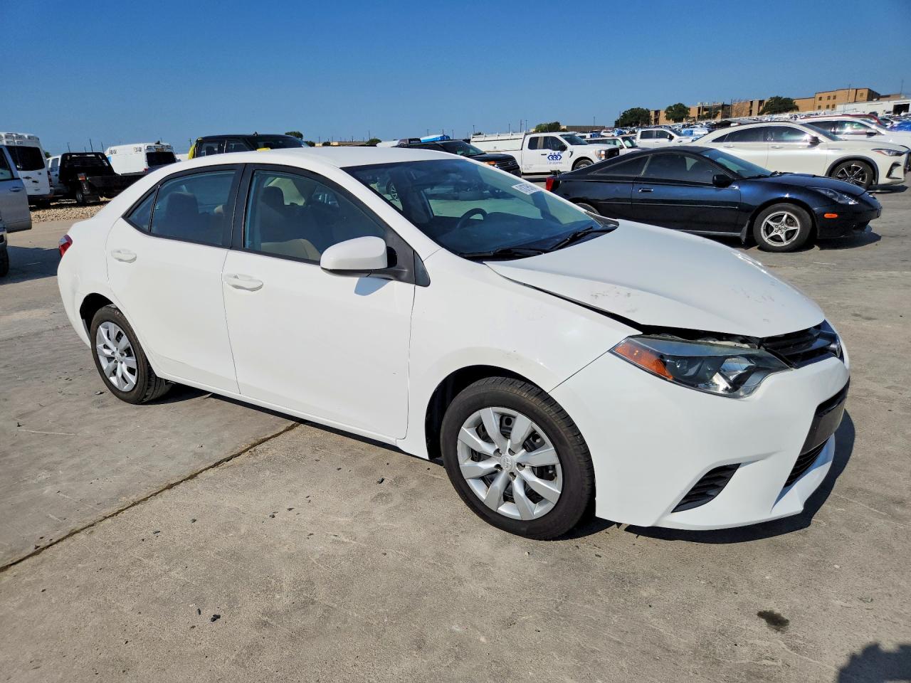 2015 Toyota Corolla Le White vin: 5YFBURHE4FP226302