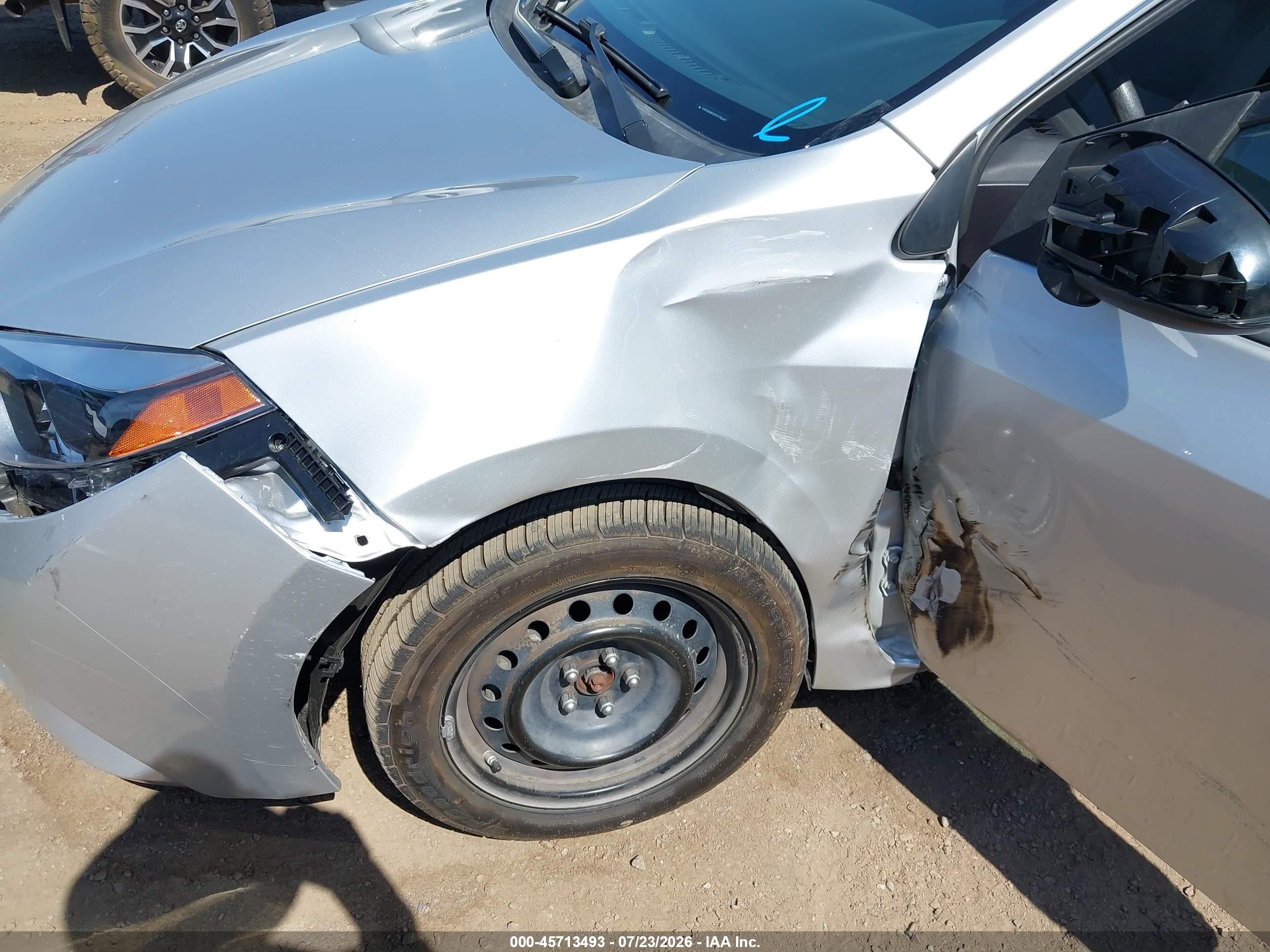 2015 Toyota Corolla Le Серебряный vin: 5YFBURHE4FP275497
