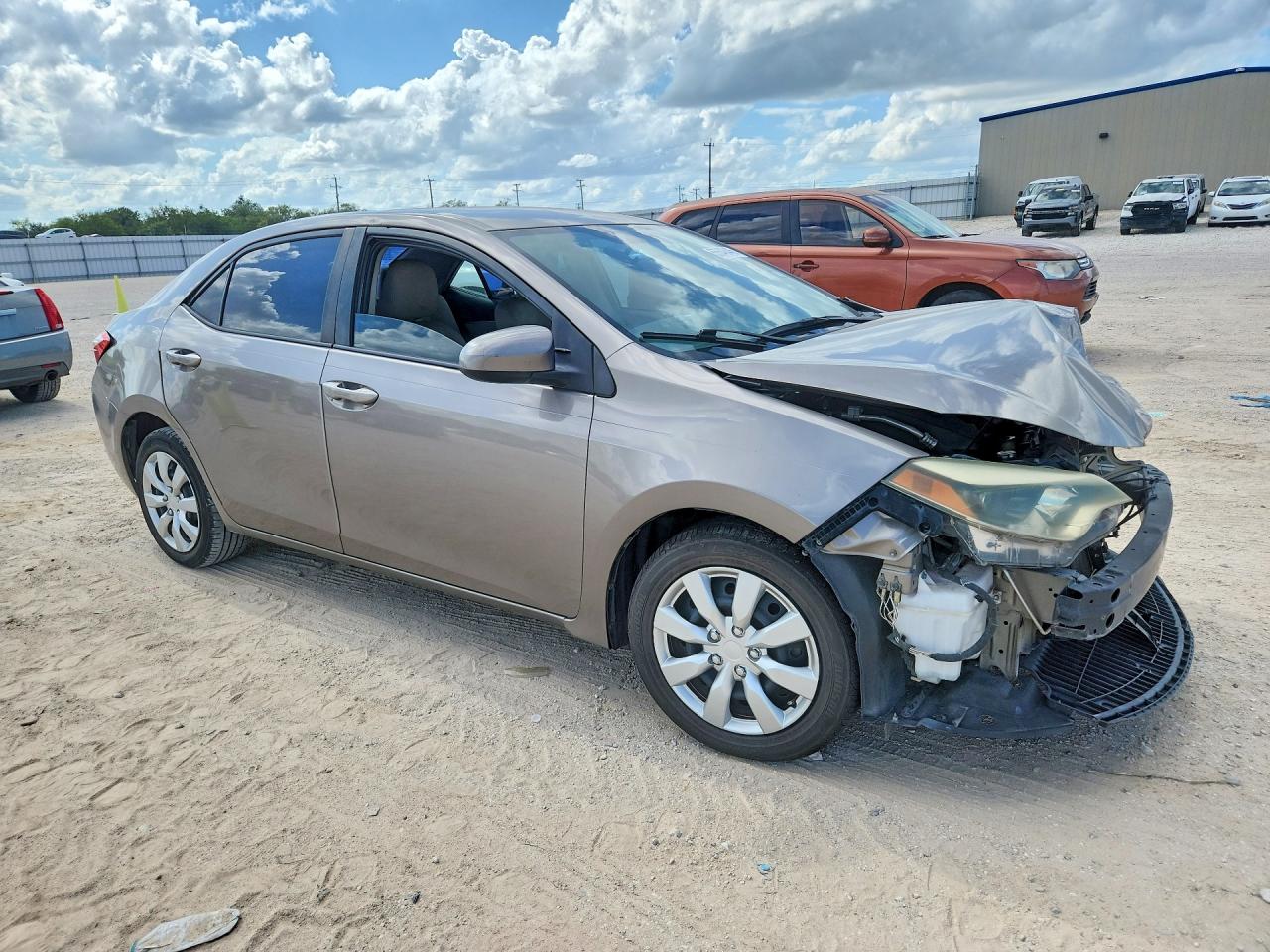 2015 Toyota Corolla Le Brown vin: 5YFBURHE4FP298519