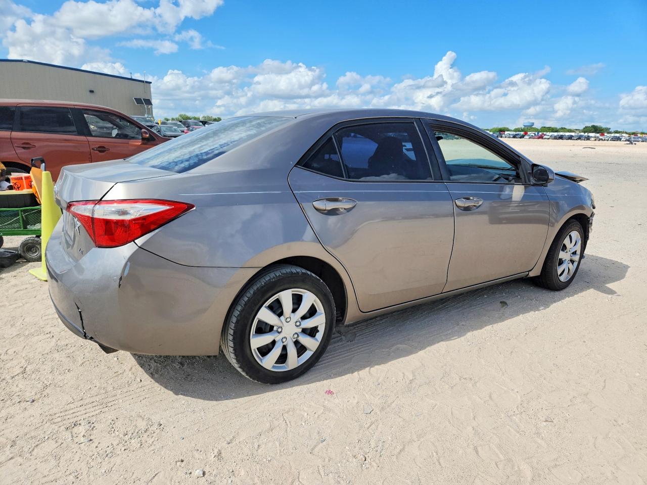 2015 Toyota Corolla Le Brown vin: 5YFBURHE4FP298519