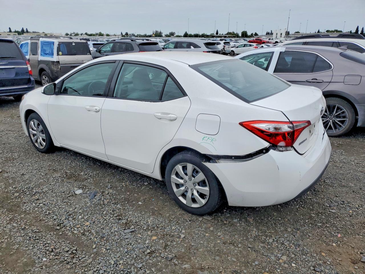 2015 Toyota Corolla Le White vin: 5YFBURHE4FP312550