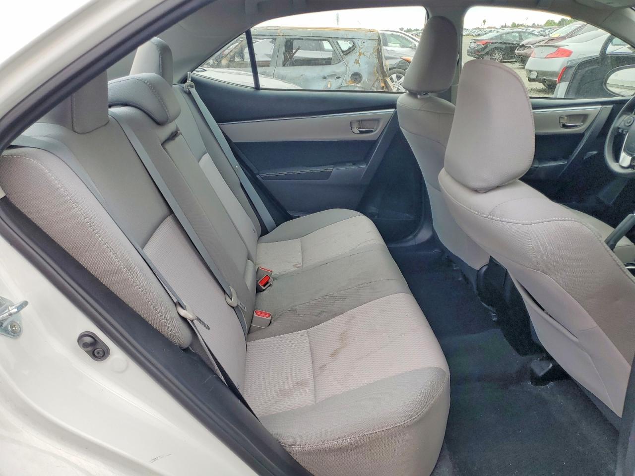 2015 Toyota Corolla Le White vin: 5YFBURHE4FP312550