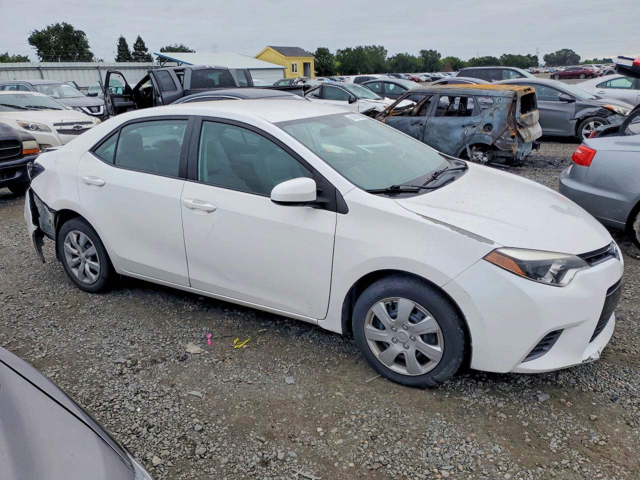 2015 Toyota Corolla Le White vin: 5YFBURHE4FP312550