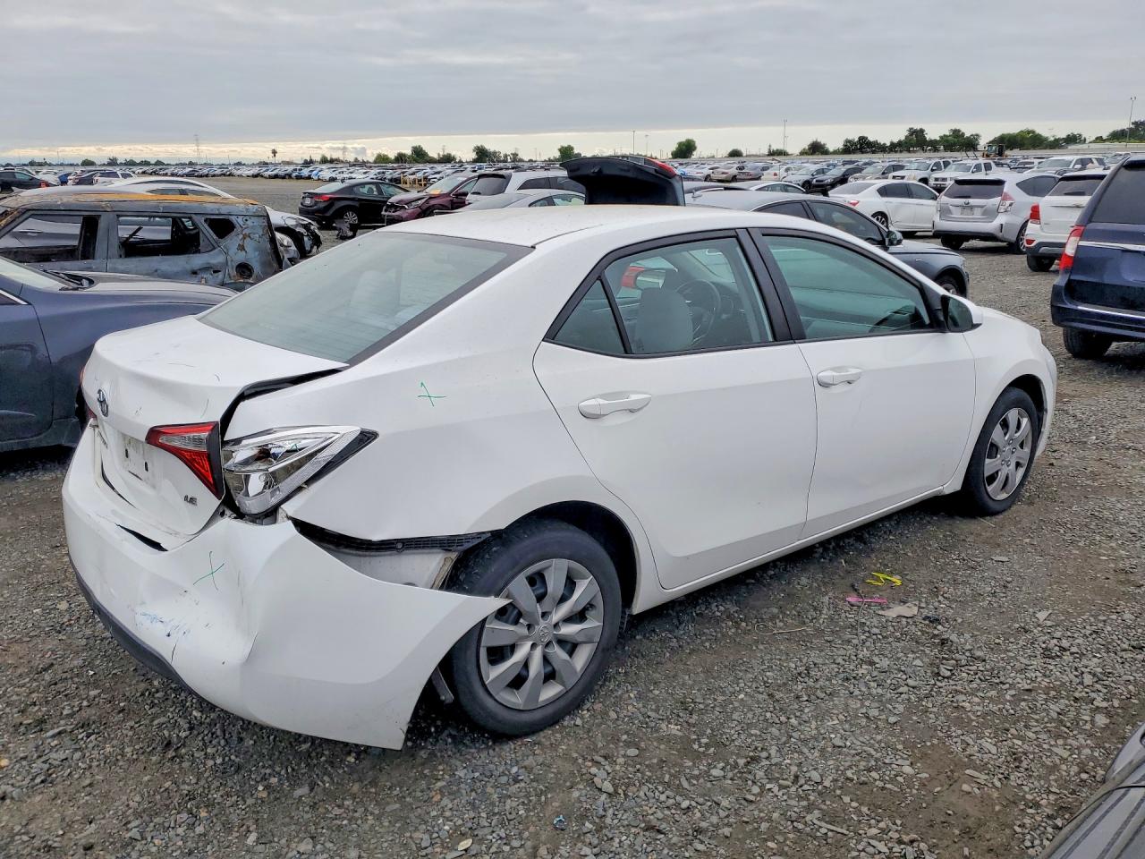 2015 Toyota Corolla Le White vin: 5YFBURHE4FP312550