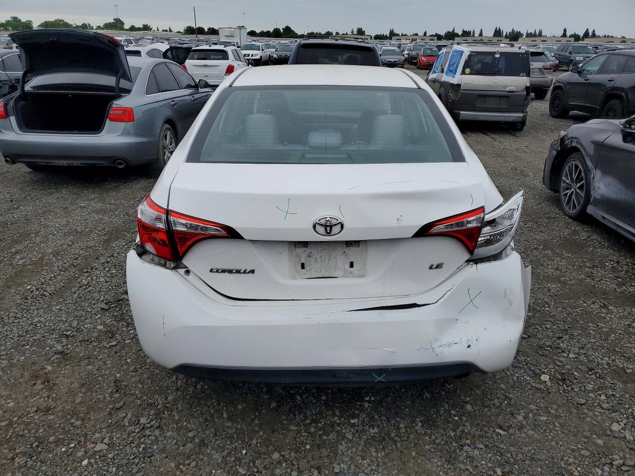 2015 Toyota Corolla Le White vin: 5YFBURHE4FP312550