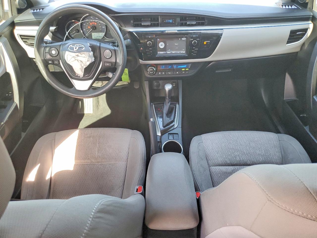 2015 Toyota Corolla L Red vin: 5YFBURHE4FP330921